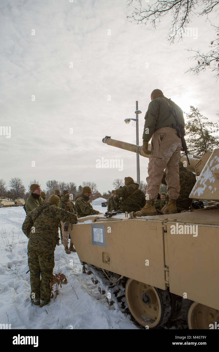 Finden Marines mit Firma F, 4 Tank Battalion, 4th Marine Division, für eine Klasse am Tank Abdeckung und Verheimlichung Techniken während der Übung Winterpause 2018, Feb 7, 2018 sammeln. Winter Break 18 ermöglicht die Marines von Fox Co. Wesentliche mechanisierte Infanterie Taktik und offensive und defensive Fähigkeiten in eine strenge Kälte Umwelt zu entwickeln. Diese Übung erhöht die Interoperabilität der Reserve Komponente mit der Aktiven Komponente. Stockfoto