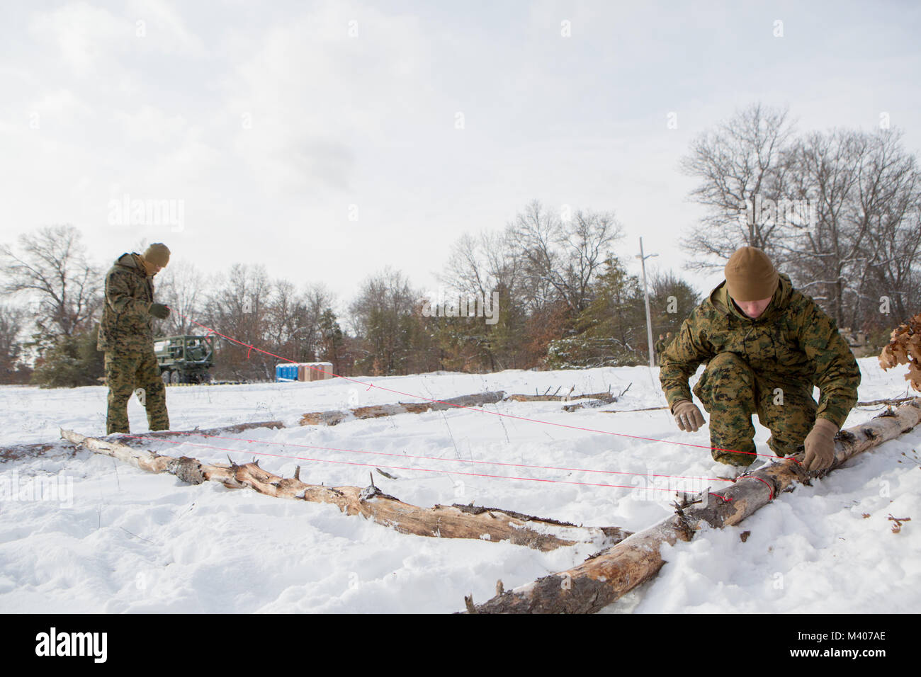 Cpl. Deyton Parker (links), Tank Mechaniker und Sgt. Soran Shay (rechts), Tank Commander, beide mit Firma F, 4 Tank Battalion, 4th Marine Division, Erstellen von Gitterlinien auf ein Terrain Modell während der Übung Winterpause 2018, Feb 7, 2018. Finden Marines verbringen zwei Wochen jedes Jahr bauen ihre Fähigkeiten bei einem jährlichen Übung. Dieses Jahr, das Camp Lejeune in North Carolina, Tank Gesellschaft nutzt weiterhin die Vorteile der robusten Training Camp Äsche Bereichen ihre Offensive, defensive und Manöver Funktionen in einer kalten Umgebung zu testen. Stockfoto