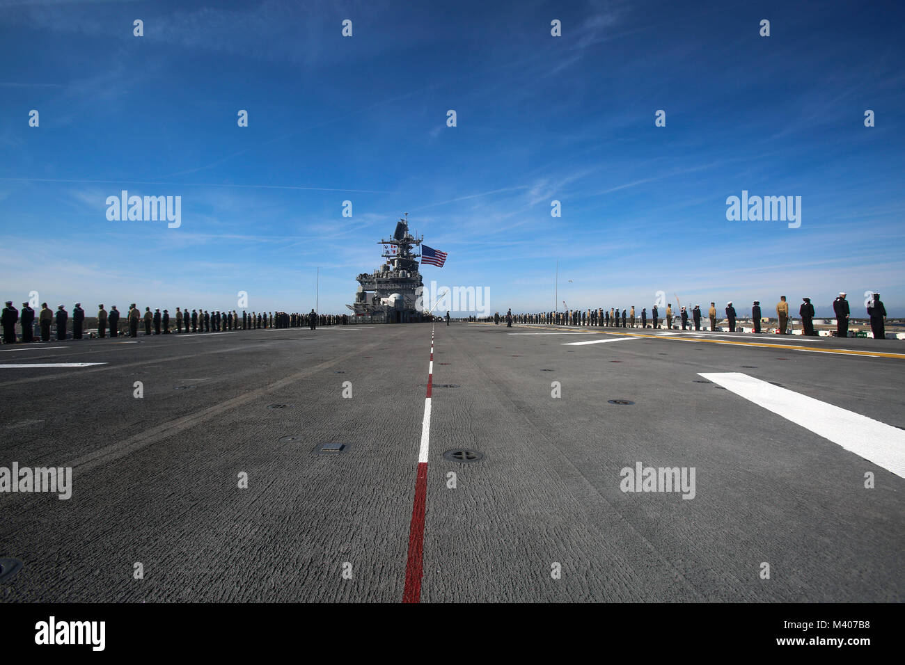 Us-Marines und Matrosen mit dem 26 Marine Expeditionary Unit (MEU) an Bord der Amphibisches Schiff USS Iwo Jima (LHD7) die Schienen Mann während der Abfahrt Naval Station Mayport, Fla., Nov. 7, 2018. Die 26. MEU ist die Teilnahme an einem Einsatz auf See see- und friedenserhaltende Maßnahmen durchzuführen, sowie die Pflege der Beziehungen zu ausländischen Armeen durch gemeinsame Übungen. (U.S. Marine Corps Foto von Cpl. Jon Sosner) Stockfoto