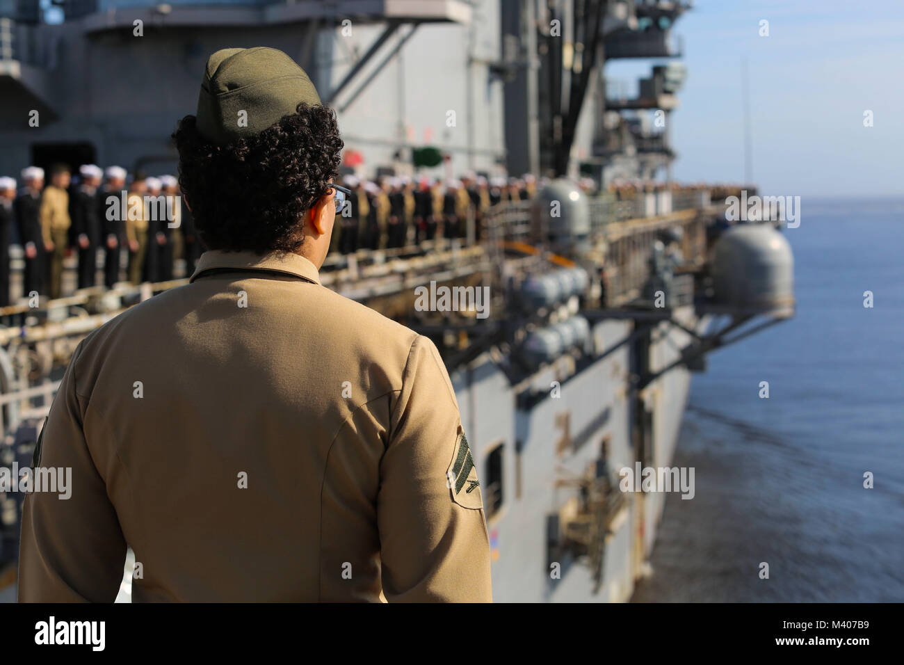 Us-Marines und Matrosen mit dem 26 Marine Expeditionary Unit (MEU) an Bord der Amphibisches Schiff USS Iwo Jima (LHD7) die Schienen Mann während der Abfahrt Naval Station Mayport, Fla., Nov. 7, 2018. Die 26. MEU ist die Teilnahme an einem Einsatz auf See see- und friedenserhaltende Maßnahmen durchzuführen, sowie die Pflege der Beziehungen zu ausländischen Armeen durch gemeinsame Übungen. (U.S. Marine Corps Foto von Cpl. Jon Sosner) Stockfoto