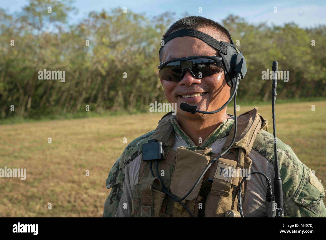 Master-at-Arms 1. Klasse Tho Doan, an die in den Küstenzonen Riverine Group (CRG) 1, Det zugeordnet. Guam, bereitet sich für eine Live-Fire Training am Marinestützpunkt Guam, Feb 7, 2018. Diese vierteljährliche Readiness Training, von der CRG-1 Ausbildungs- und Auswerteeinheit, San Diego gehalten, ermöglicht CRG-1 Det. Guam 360-Punkt Verteidigung, laufende und in-Port an Bord benannten hohen Wert. CRG-1 Det. Guam ist zum Kommandanten, Task Force 75, die primäre Expeditionary task force verantwortlich für die Planung und Ausführung der Küstengebiete Riverine operations, Beseitigung von Explosivstoffen, Tauchen und Engineering zugeordnet. c Stockfoto