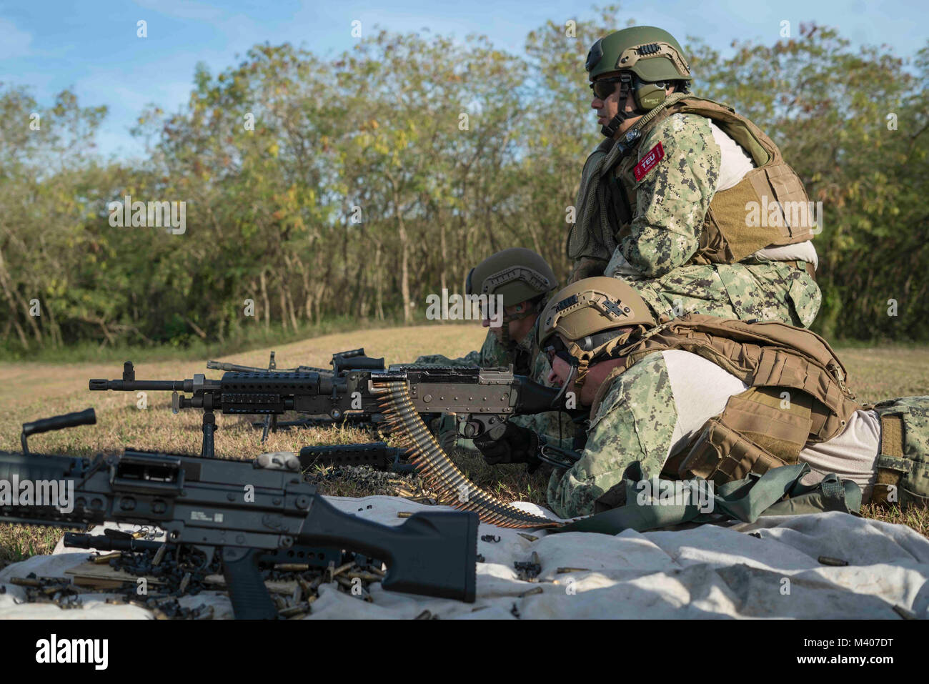 Senior Chief Master-at-Arms John Urias, an die in den Küstenzonen Riverine Group (CRG) (1) Ausbildung und Auswerteeinheit, San Diego zugeordnet, Monitore CRG-1, Det. Guam Matrosen Feuer ein M240B Maschinengewehr während einer Live-Fire Training am Marinestützpunkt Guam, Feb 7, 2018. Diese vierteljährliche Readiness Training ermöglicht CRG-1 Det. Guam 360-Punkt Verteidigung, laufende und in-Port an Bord benannten hohen Wert. CRG-1 Det. Guam ist zum Kommandanten, Task Force 75, die primäre Expeditionary task force verantwortlich für die Planung und Ausführung der Küstengebiete Riverine operations, explosive ordnance dispos zugeordnet Stockfoto