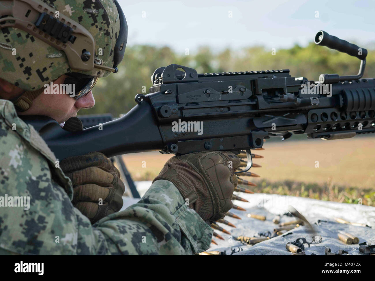 Master-at-Arms 2. Klasse Richard N. Zealy, an die in den Küstenzonen Riverine Group (CRG) 1, Det zugeordnet. Guam, feuert eine M240B Maschinengewehr während einer Live-Fire Training am Marinestützpunkt Guam, Feb 7, 2018. Diese vierteljährliche Readiness Training, von der CRG-1 Ausbildungs- und Auswerteeinheit, San Diego gehalten, ermöglicht CRG-1 Det. Guam 360-Punkt Verteidigung, laufende und in-Port an Bord benannten hohen Wert. CRG-1 Det. Guam ist zum Kommandanten, Task Force 75, die primäre Expeditionary task force verantwortlich für die Planung und Ausführung der Küstengebiete Riverine operations, explosive ordnance dispos zugeordnet Stockfoto