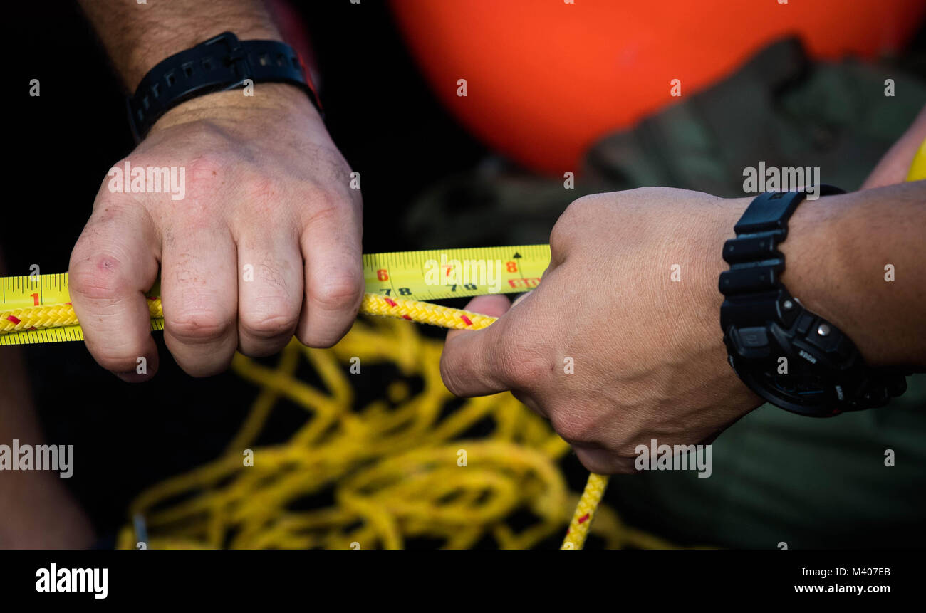 Segler für die Beseitigung von Explosivstoffen Mobile Unit 5 (EODMU-5) Maßnahme zugeordnet vor Underwater mine Gegenmaßnahmen Ausbildung in Apra Harbor, Guam, Feb 7, 2018. EODMU-5 führt counter IED Operationen, macht sicher explosive Gefahren und entwaffnet Unterwasser Sprengstoff. EODMU-5 ist zum Kommandanten, Task Force 75, die primäre Expeditionary task force verantwortlich für die Planung und Ausführung der Küstengebiete Riverine operations, Beseitigung von Explosivstoffen, tauchen Engineering und Bau zugeordnet und Unterwasser Bau in den USA 7 Flotte Bereich der Operationen. (U.S. Marine bekämpfen Kamera Stockfoto