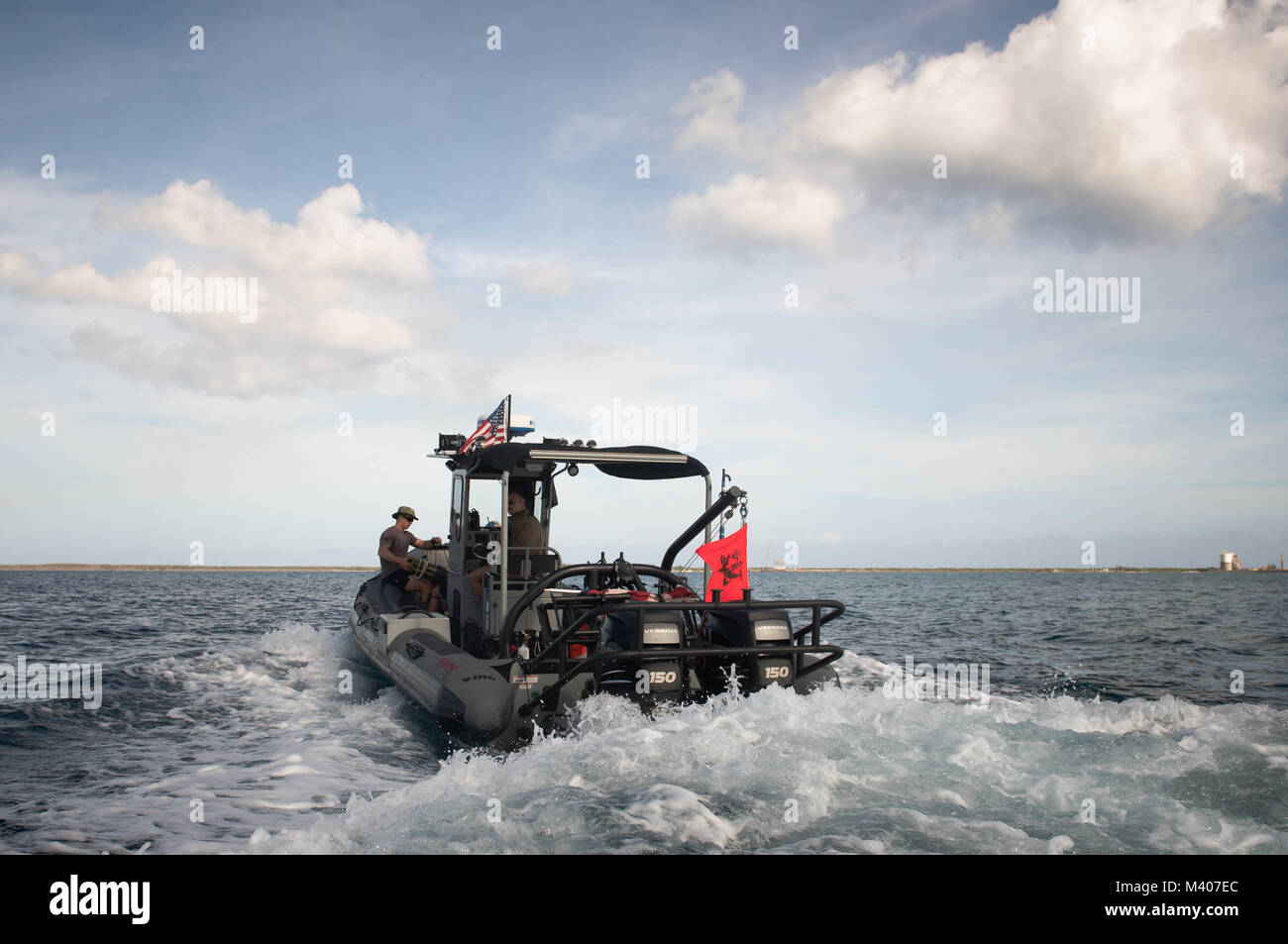 Segler für die Beseitigung von Explosivstoffen Mobile Unit 5 (EODMU-5) Verhalten underwater mine Gegenmaßnahmen Ausbildung in Apra Harbor, Guam, Feb 7, 2018 zugeordnet. 5 EODMU führt counter IED Operationen, macht sicher explosive Gefahren und entwaffnet Unterwasser Sprengstoff. EODMU-5 ist zum Kommandanten, Task Force 75, die primäre Expeditionary task force verantwortlich für die Planung und Ausführung der Küstengebiete Riverine operations, Beseitigung von Explosivstoffen, tauchen Engineering und Bau zugeordnet und Unterwasser Bau in den USA 7 Flotte Bereich der Operationen. (U.S. Marine bekämpfen Kamera Foto von Masse Stockfoto