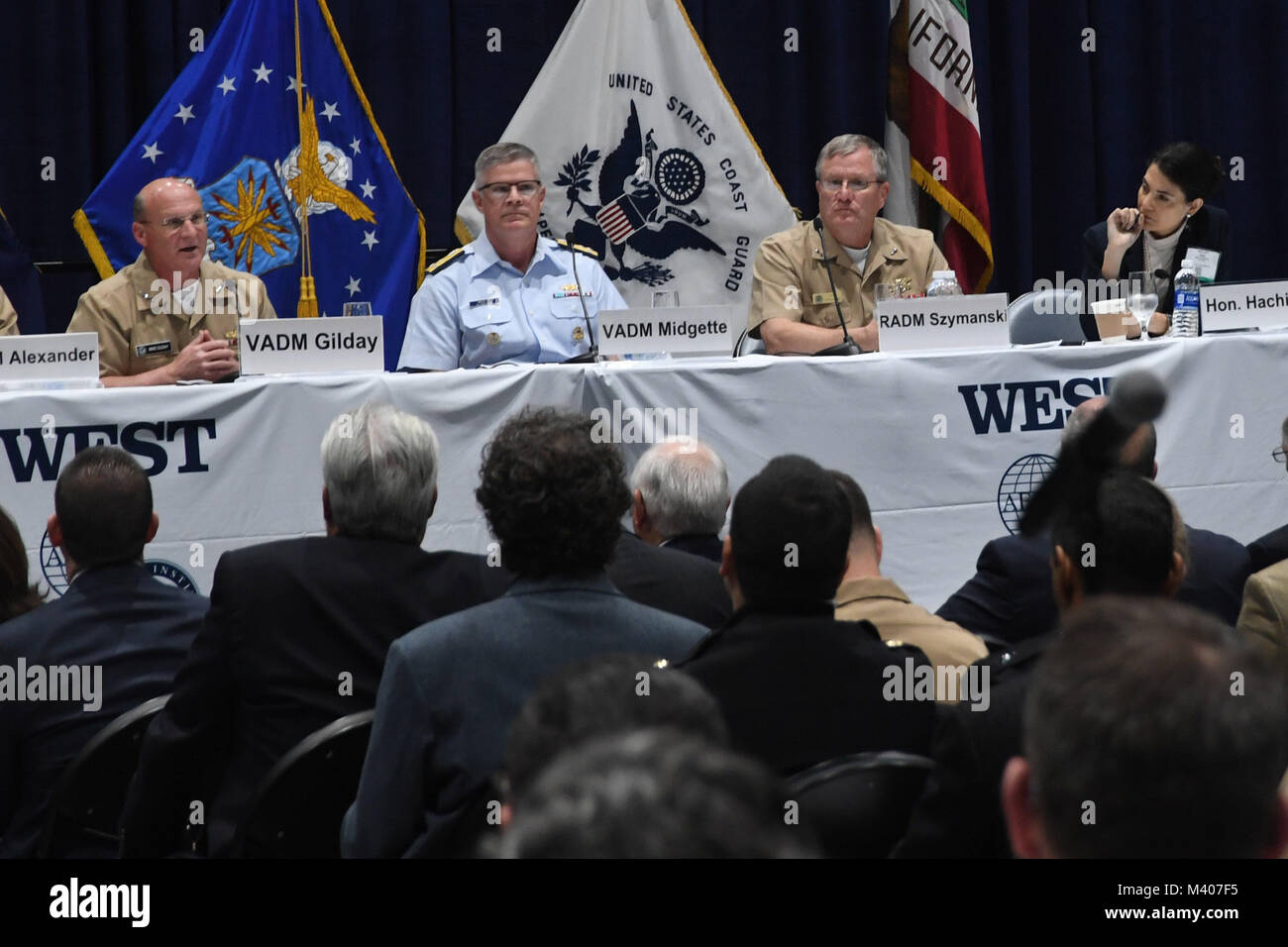 SAN DIEGO, Calif (Feb. 7, 2018) Hintere Adm. Timothy Szymanski, Kommandeur der Naval Special Warfare Command, rechts, spricht während eines bewaffneten Kräfte Kommunikation und Electronics Association (Afcea) Februar 7, 2018 in San Diego. AFCEA ist Mitglied - gegründete, gemeinnützige Vereinigung für Profis, die sehr nach Thought Leadership, Engagement und networking Möglichkeiten gesucht. (U.S. Marine Foto von Mass Communication Specialist 1. Klasse Lynn F. Andrews/freigegeben) Stockfoto