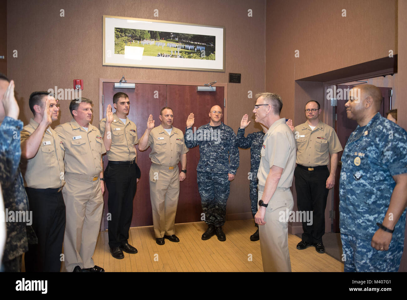 180207-N-ZJ 246-1003 WASHINGTON, DC (Feb. 7, 2018) Kapitän Kenneth Collins, kommandierender Offizier der US-Marine Band, schwört in Mitglieder der U.S. Navy Band mit einem reenlistment Zeremonie im historischen Sail Loft in Washington, DC. (U.S. Marine Foto durch Musiker 1. Klasse Brittany Foster/Freigegeben) Stockfoto