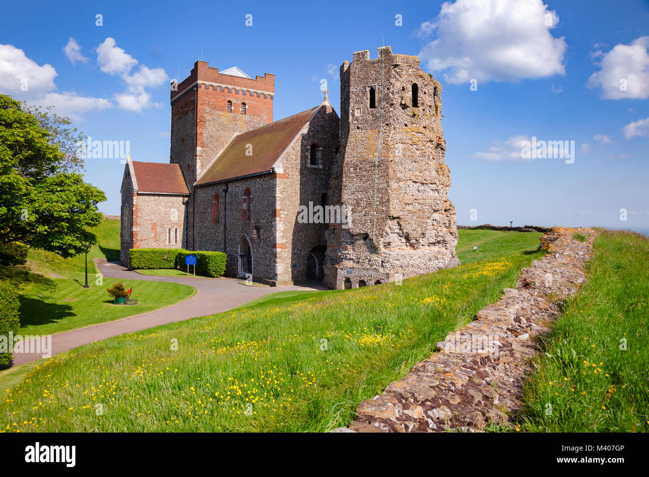 St Mary in Castro Sächsische Kirche und römischen Leuchtturm (pharos) an die Kirchenglocke umgewandelt - Turm auf dem Gelände der Dover Castle, Kent, Südengland Stockfoto