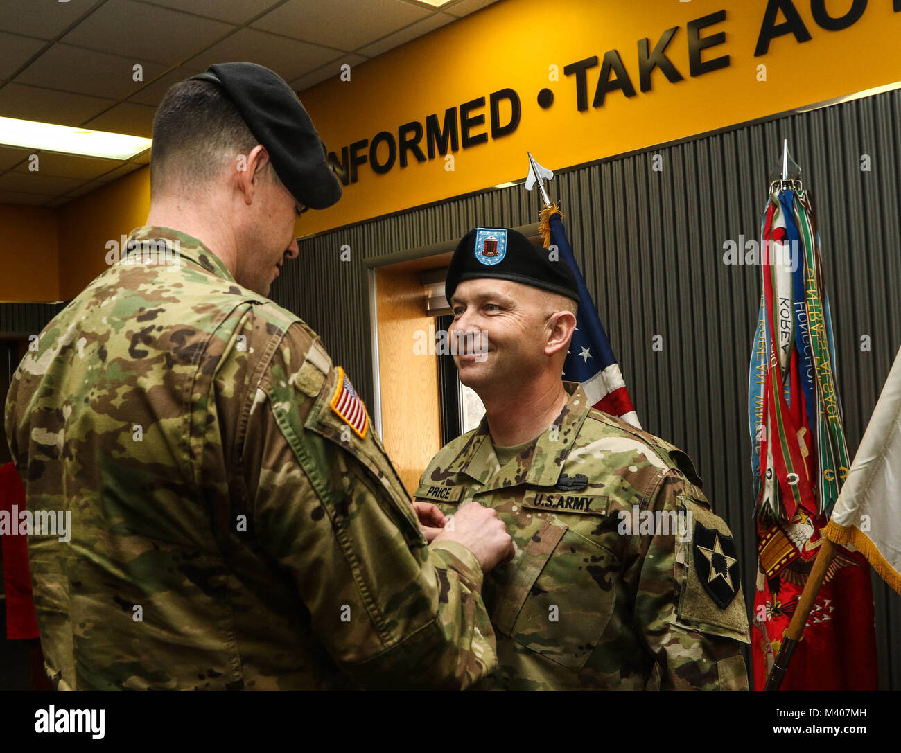 CAMP CASEY, Republik Korea - Oberstleutnant Aaron D. Hell, der Kommandant der 1. Battalion, 38th Field Artillery Regiment, 210Th Field Artillery Brigade, 2 Infanterie Division, ROK-US kombinierte Division seitlich fördert Sgt. Maj. Jeffrey D. Preis zu command Sergeant Major vor seinem Wechsel der Verantwortung Zeremonie, Feb 8. Command Sgt. Maj. Preis wurde der neue Command Sergeant Major von 1-38 WEIT, Ersetzen Befehl Sgt. Maj. Cesar J. Zertuche. (U.S. Armee Foto von Pfc. Keonhee Lee, 210Th FA BDE PAO) Stockfoto