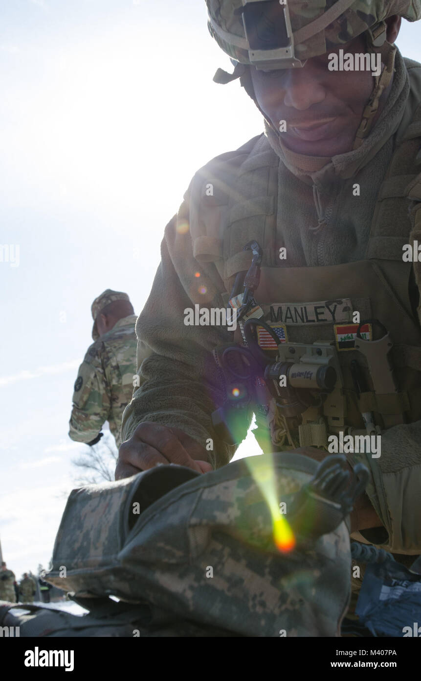 FORT MCCOY, Wis-US Army Reserve Staff Sgt. Javar Manley, Sanitäter, Task Force Triade, Betrieb Cold Steel II, sucht durch die verbesserte Erste Hilfe Notfall Patientensimulator während einer medizinischen Evakuierung Probe am Fort McCoy, Wis., Feb 8, 2018. Betrieb Cold Steel ist der US-Armee finden Crew - Serviert Waffen Qualifizierung und Validierung ausüben, um sicherzustellen, dass America's Army Reserve Einheiten und Soldaten ausgebildet sind und bereit, auf kurze bereitstellen - Bekanntmachung als Teil bereit, Kraft X und Bekämpfung - bereit und tödlichen Feuerkraft zur Unterstützung der Armee und unsere gemeinsamen Partner überall in der bringen Stockfoto