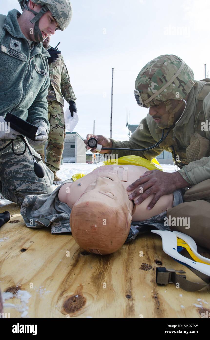 FORT MCCOY, Wis-US Army Reserve Staff Sgt. Javar Manley, Sanitäter, Task Force Triade, Betrieb Cold Steel II, hört zu, wie die Lunge eines Patienten im Notfall Simulator während einer medizinischen Evakuierung Probe am Fort McCoy, Wis., Feb 9, 2018. Betrieb Cold Steel ist der US-Armee finden Crew - Serviert Waffen Qualifizierung und Validierung ausüben, um sicherzustellen, dass America's Army Reserve Einheiten und Soldaten ausgebildet sind und bereit, auf kurze bereitstellen - Bekanntmachung als Teil bereit, Kraft X und überall in der Welt bekämpfen - bereit und tödlichen Feuerkraft zur Unterstützung der Armee und unsere gemeinsamen Partner bringen. (U.S. Armee Reser Stockfoto