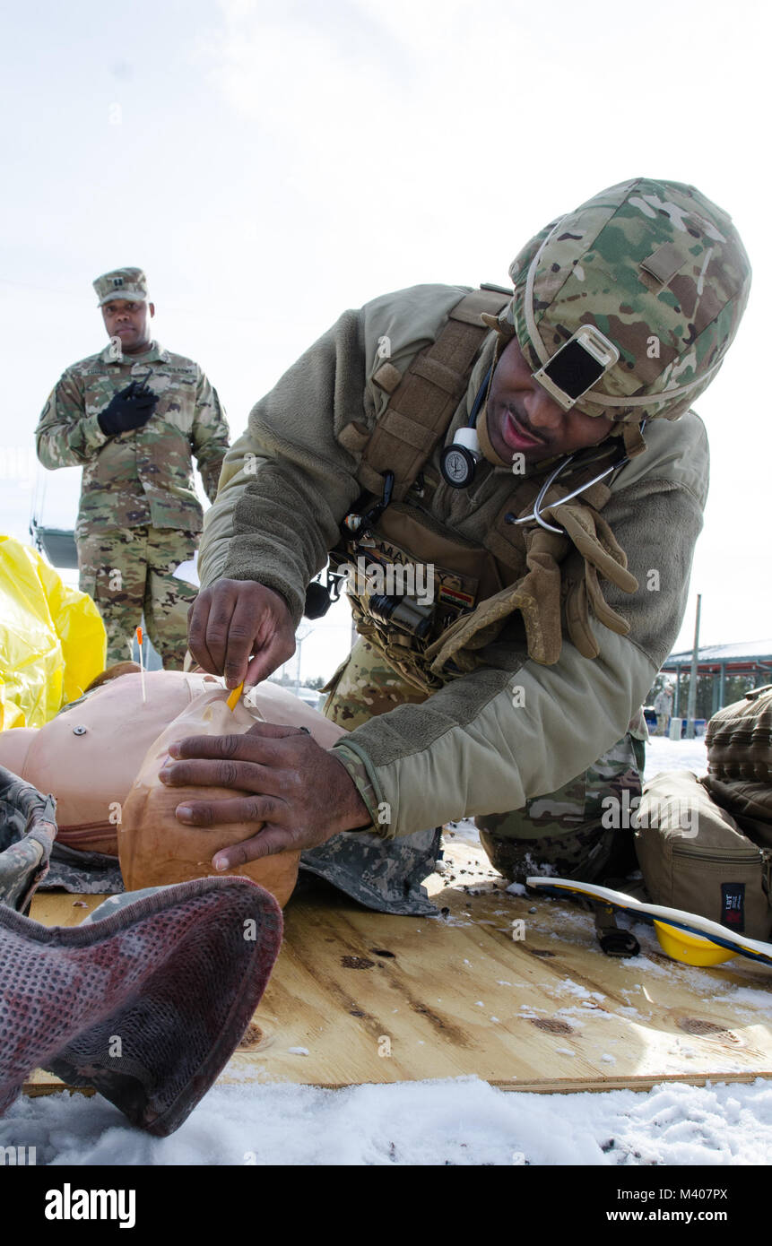 FORT MCCOY, Wis-US Army Reserve Staff Sgt. Javar Manley, Sanitäter, Task Force Triade, Betrieb Cold Steel II, fügt eine nasale pharyngeal Rohr im Notfall Patientensimulator während einer medizinischen Evakuierung Probe am Fort McCoy, Wis., Feb 8, 2018. Betrieb Cold Steel ist der US-Armee finden Crew - Serviert Waffen Qualifizierung und Validierung ausüben, um sicherzustellen, dass America's Army Reserve Einheiten und Soldaten ausgebildet sind und bereit, auf kurze bereitstellen - Bekanntmachung als Teil bereit, Kraft X und überall in der Welt bekämpfen - bereit und tödlichen Feuerkraft zur Unterstützung der Armee und unsere gemeinsamen Partner bringen. (U.S. Stockfoto