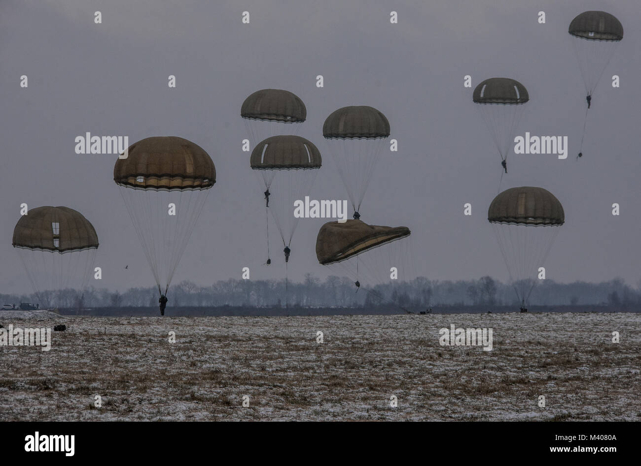 Fallschirmjäger von der Amerikanischen 173rd Airborne Brigade und der Französischen 11 Airborne Brigade durchgeführt eine zerstreute Einfügen letzte Nacht und weiterhin Fallschirmjäger heute in Deutschland, Frankreich bereitstellen, wie die Amerikanische 54th Brigade Ingenieur Bataillon ist die Bereitstellung technischer Unterstützung für die Französischen betrieb Acinonyx La Marne. Amerikanische und französische Fallschirmjäger führte eine Flügel Austausch letzte Woche in der Vorbereitung für diese Übung. Stockfoto