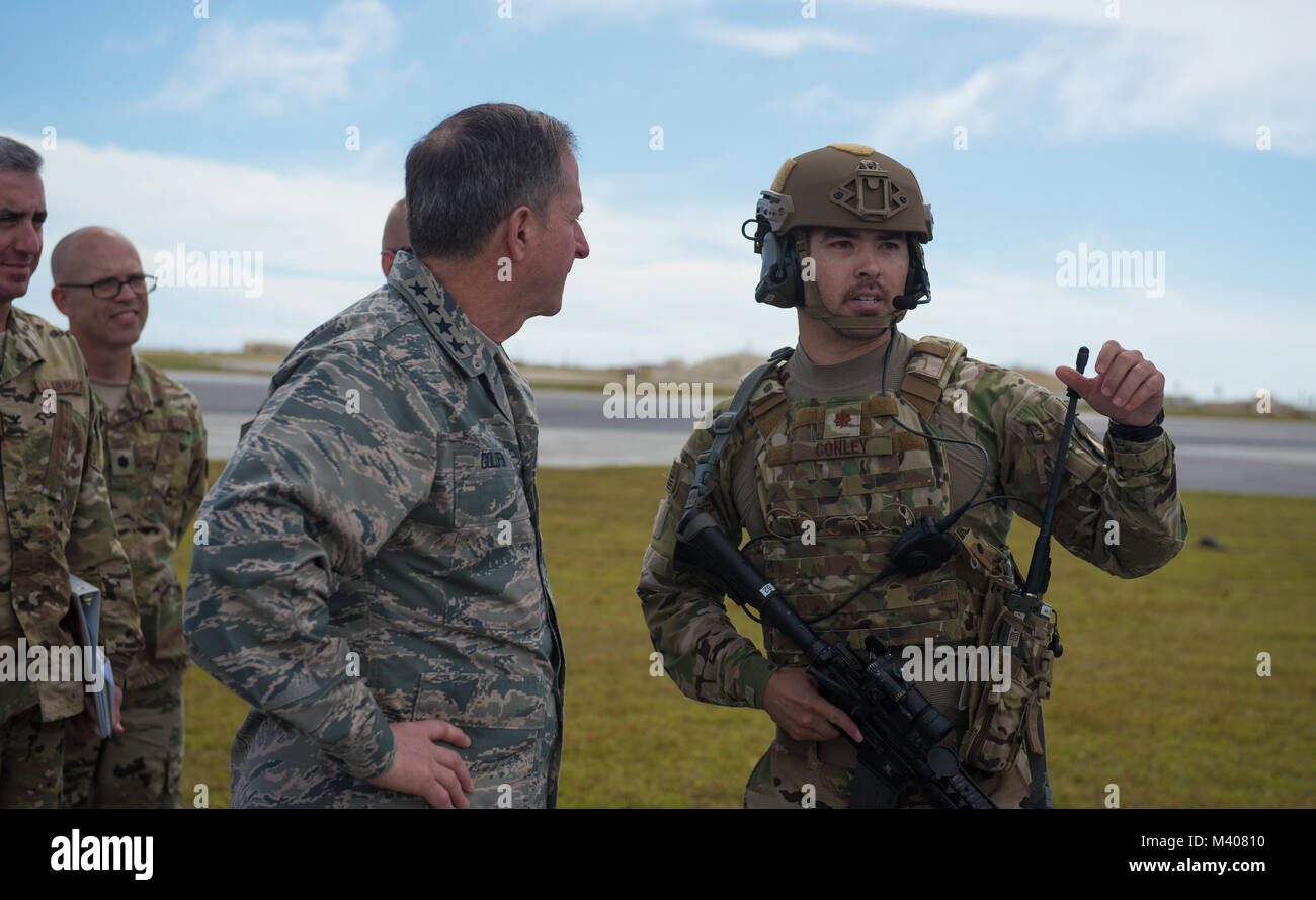 Us-Luftwaffe Stabschef General David L. Goldfein, Flieger 1. Klasse James Garcia, ein Fire Team Mitglied der 736th Security Forces Squadron zugewiesen spricht, bei einem Besuch des Andersen Air Force Base, Guam, 8. Februar, 2018. Die kontingenz Antwort Flieger der 736th SFS bieten First-in Kraft Schutz für die 36 Contingency Response Group während der Air Base öffnen, Kontingenz und humanitären Hilfsmaßnahmen in der gesamten indopazifischen Bereich der Operationen. (U.S. Air Force Foto: Staff Sgt. Alexander W. Riedel) Stockfoto