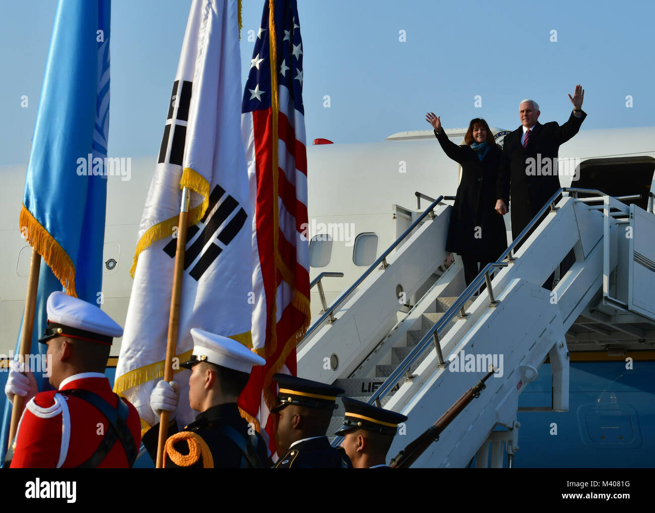Vice President Mike Pence landet am Osan Flughafen, der Republik Korea, 8. Februar, 2018. Dies ist der Vizepräsident der zweite Besuch in der Republik Korea, die innerhalb der letzten 12 Monate. (U.S. Air Force Foto: Staff Sgt. Franklin R. Ramos/Freigegeben) Stockfoto