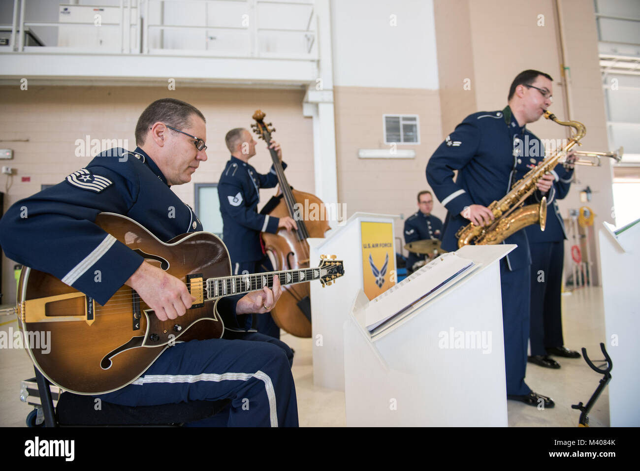 Die USAF Band des Goldenen Westen, führen Sie während des 75-jährigen Jubiläums kickoff Feier bei Travis Air Force Base, Calif., Feb 8, 2018. Die Feier zum Angebot der Eröffnungs-Enthüllung des 75-jährigen Jubiläums Logo auf einem C-17 Globemaster III. Travis feiert 75 Jahre als wichtigen strategischen Logistik-Drehscheibe für den Pazifischen und integraler Bestandteil der globalen Macht Projektion für die Gesamtkraft. (U.S. Air Force Foto von Louis Briscese) Stockfoto