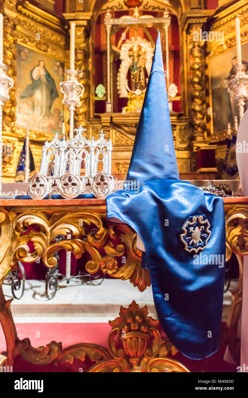 Darauf Haube des Pönitenten der Bruderschaft des "La Hiniesta' auf einem Altar, der vor dem Bahnhof die Buße. Stockfoto