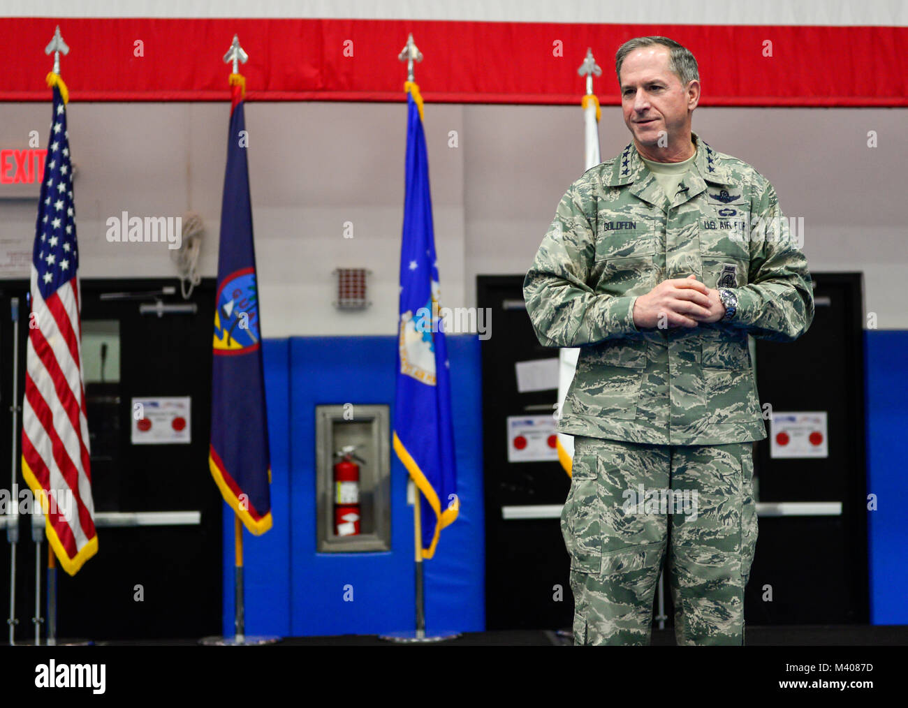 Us-Luftwaffe Stabschef General David L. Goldfein für die Mitglieder von Team Andersen während ein Anruf bei Andersen Air Force Base, Guam, Feb 8, 2018 spricht. Goldfein teilte seine Gedanken über die Zukunft der Air Force und wie das Team Andersen Arbeit spielt eine strategische Rolle. (U.S. Air Force Foto von Airman 1st Class Christopher Wachtel) Stockfoto