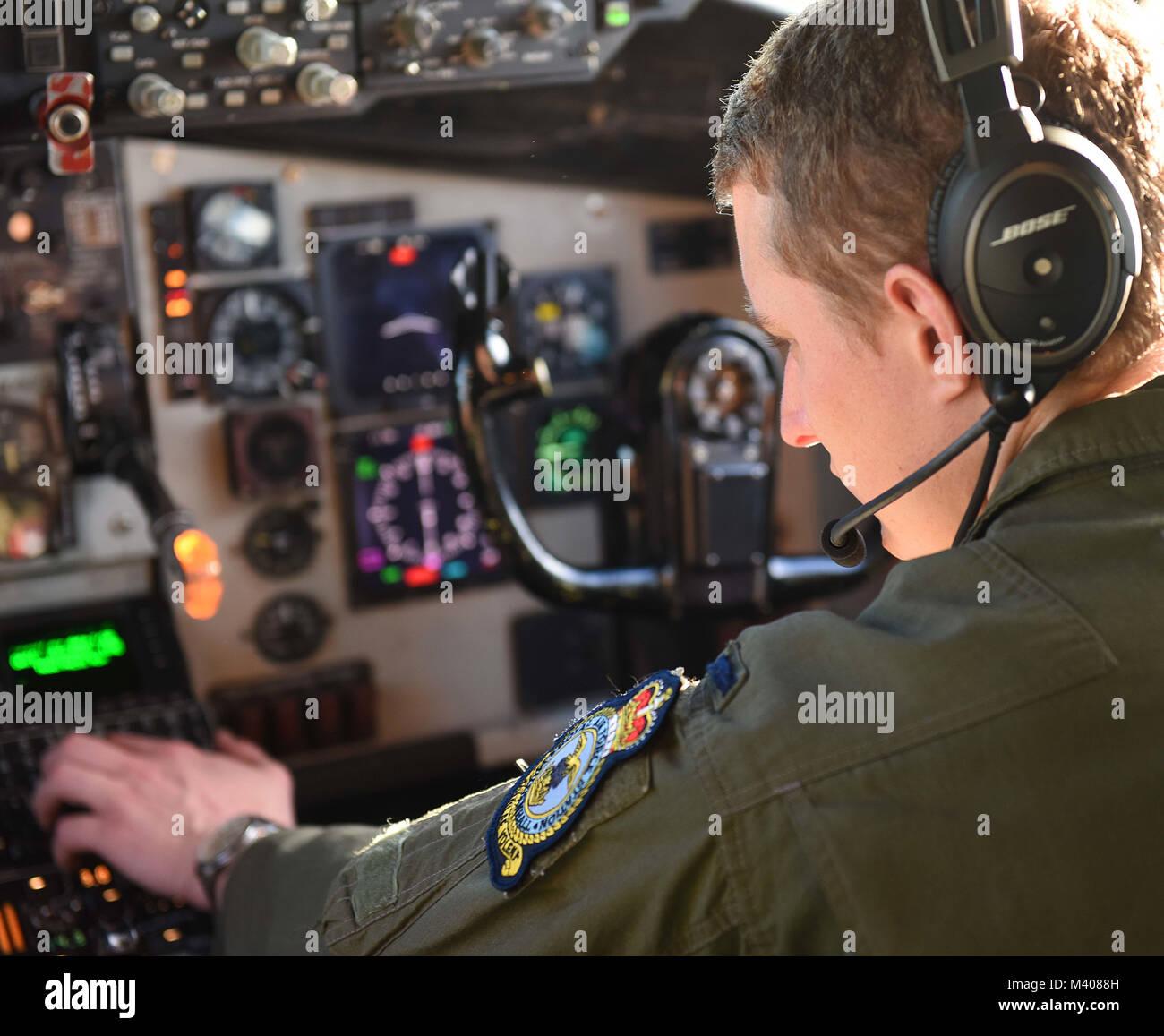 Us Air Force 1 Lt Blake Kidd, 351 Air Refuelling Squadron Pilot stellt Koordinaten in einer KC-135 Navigationssystem vor dem Take-off für die Luftbetankung Training mit US Air Force F-16 Cs kämpfenden Falken, auf RAF Mildenhall, England, 8. Februar, 2018. Die Ausbildung wurde in Verbindung mit einem rotierenden Einsatz der US Air Force F-16C Fighting Falcons aus 180 des Ohio Air National Guard Fighter Wing zu Amari Air Base, Estland, als Teil einer Theater Security Package. (U.S. Air Force Foto von Airman 1st Class Luke Milano) Stockfoto