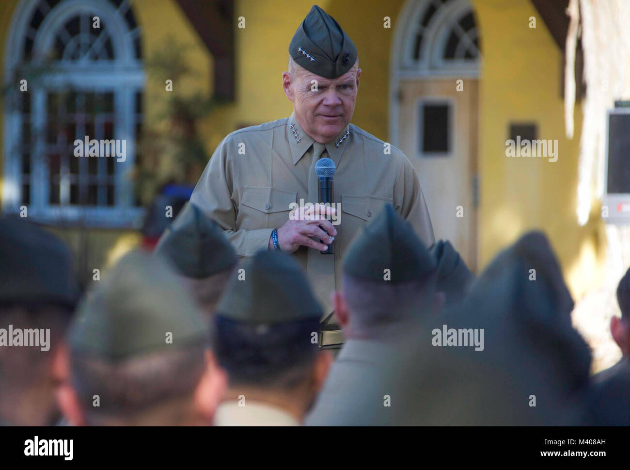 Kommandant des Marine Corps Gen. Robert B. Neller spricht mit Marines bei einem Besuch an Recruiter Schule an Bord Marine Corps Depot rekrutieren, San Diego, Calif., 8. Februar 2018. Neller adressiert die Marines über seine neueste Nachricht an der Kraft: Ausführen und Fragen beantwortet. (U.S. Marine Corps Foto von Sgt. Olivia G. Ortiz) Stockfoto