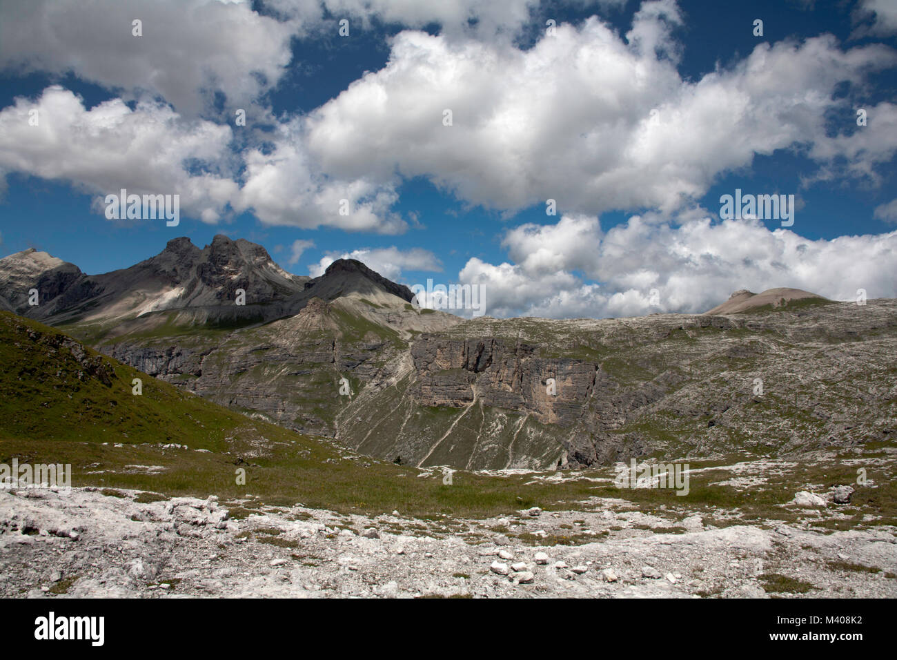 Blick über den Parco Naturale Puez Geisler zum Piz Duleda und Gruppo Del Odle und Gruppo Puez aus der Nähe von Forc de Crespeina die Dolomiten bei Gröden Stockfoto