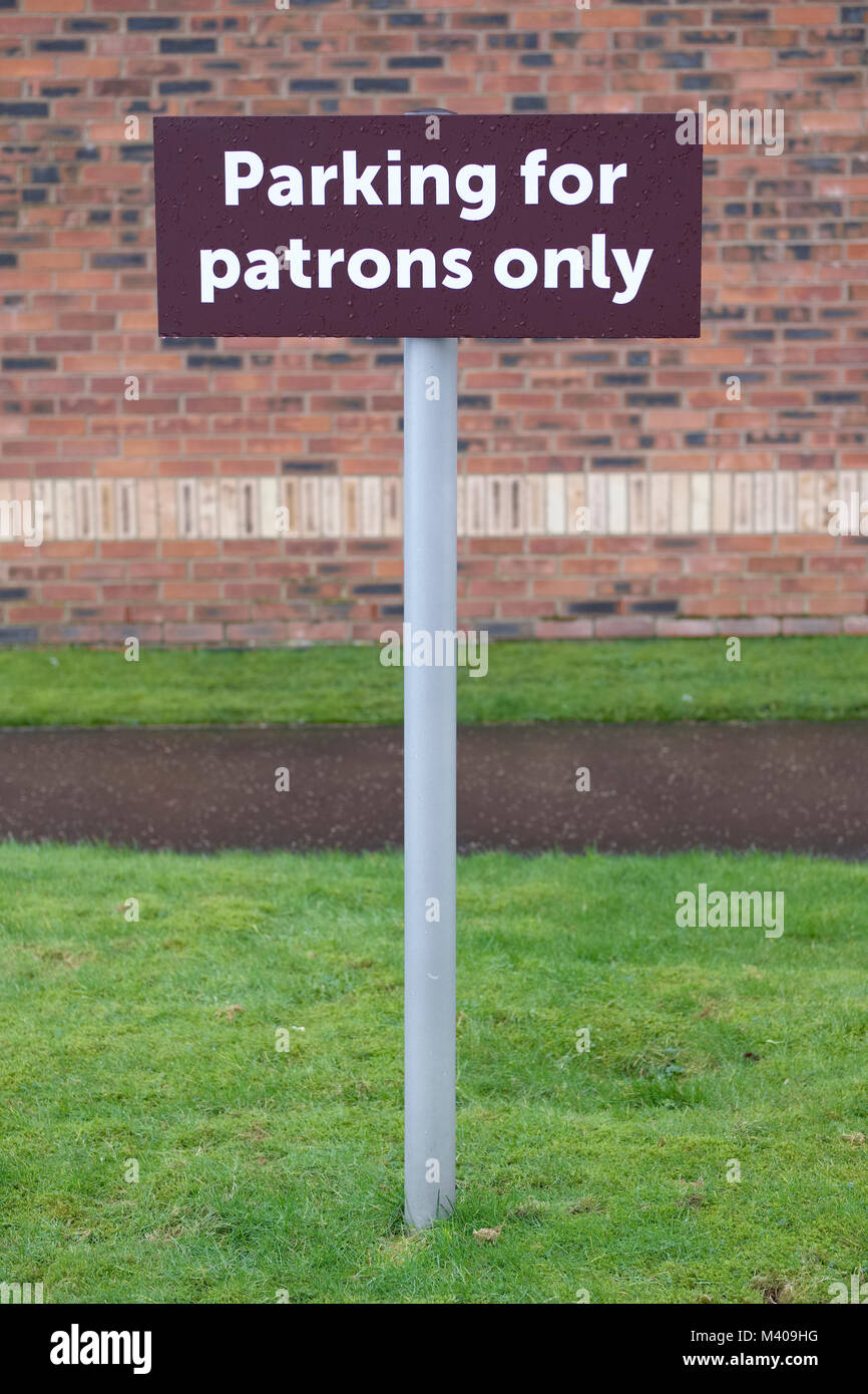 Parkplätze für Gäste nur Anmelden privater Parkplatz Stockfoto