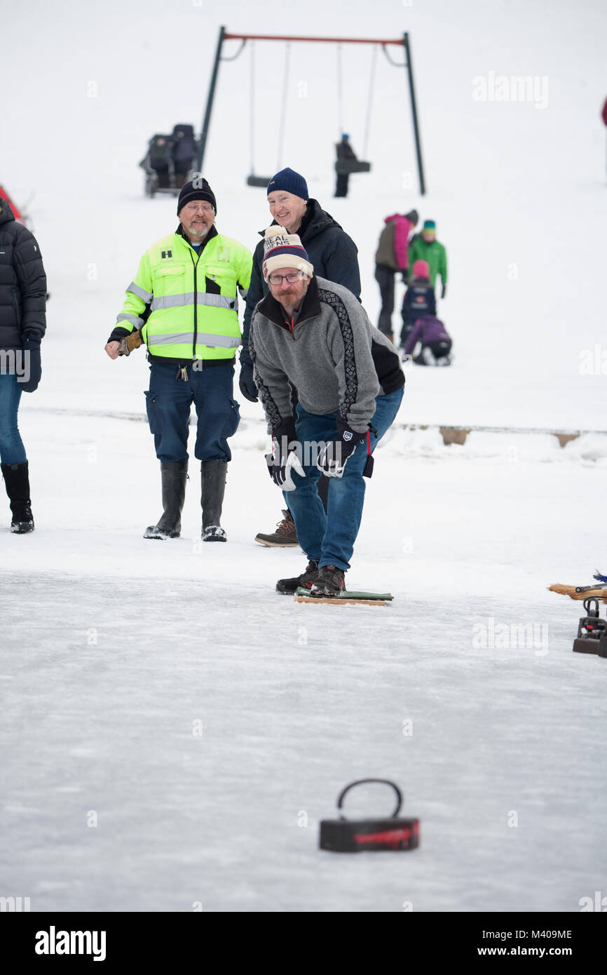 Bügeleisen CURLING auf See Eis. Bügeleisen für Curling Wettbewerb wie Felsen 2018 verwendet wird. Stockfoto