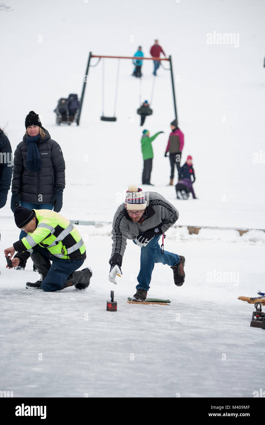 Bügeleisen CURLING auf See Eis. Bügeleisen für Curling Wettbewerb wie Felsen 2018 verwendet wird. Stockfoto