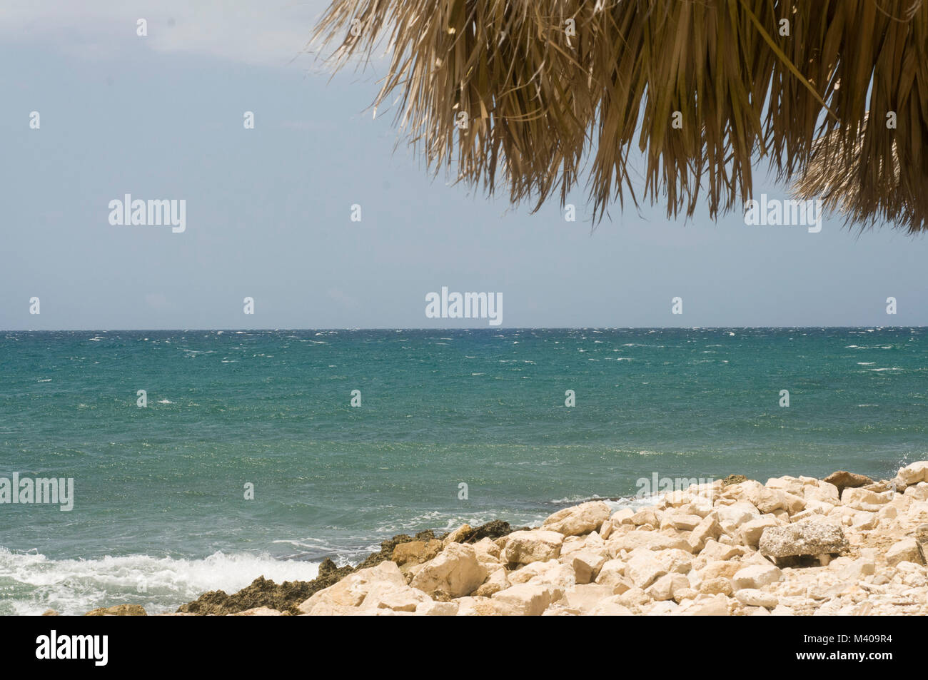 Weiße Sandstrände in Montego Bay, Jamaika. Viel Vegetation und Blick auf das Meer. Insel leben vom Feinsten, malerische, und keine Leute, die sich für die Fotos. Stockfoto