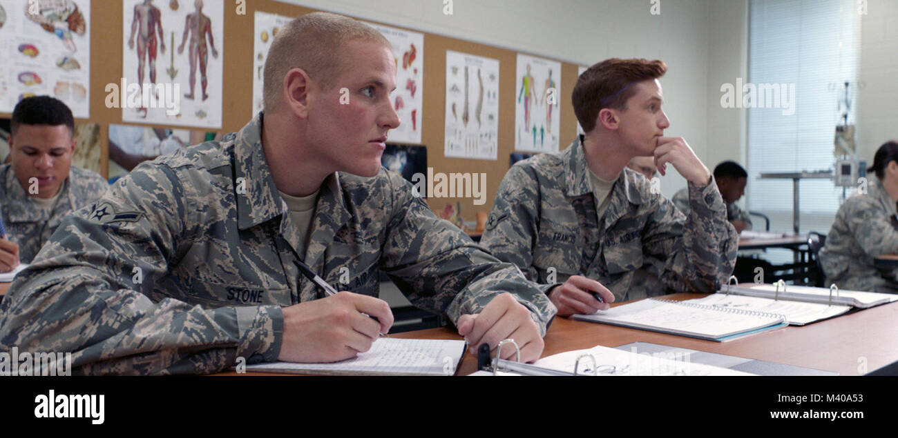 15:17 Paris ist ein 2018 amerikanischen biographischen Drama Film produziert und von Clint Eastwood und geleitet von Dorothy Blyskal geschrieben, auf die Autobiografie Der 15: 17 nach Paris: Die wahre Geschichte eines Terroristen, ein Zug, und drei amerikanische Soldaten von Jeffrey e. Stern, Spencer Stein, Anthony Sadler und Alek Skarlatos. Dieses Foto ist nur für den redaktionellen Gebrauch bestimmt und unterliegen dem Copyright der Film Company und/oder der Fotograf durch den Film oder die Produktion Firma zugewiesen und kann nur reproduziert durch Veröffentlichungen im Zusammenhang mit der Förderung der oben genannten Film. Eine obligatorische Gutschrift zum Film c Stockfoto