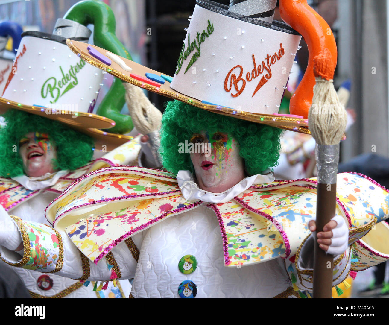 AALST, Belgien, 11. Februar 2018: Unbekannte Tänzerin genießen die Parade während des jährlichen Karnevals in Aalst. Stockfoto