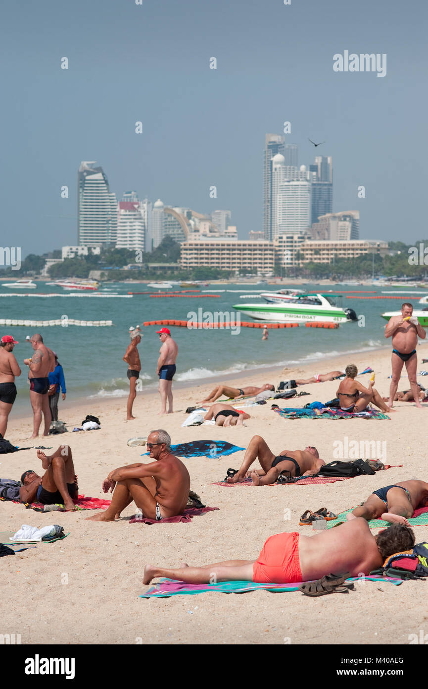 Touristen Sonnenbaden am Pattaya Beach Thailand Stockfoto