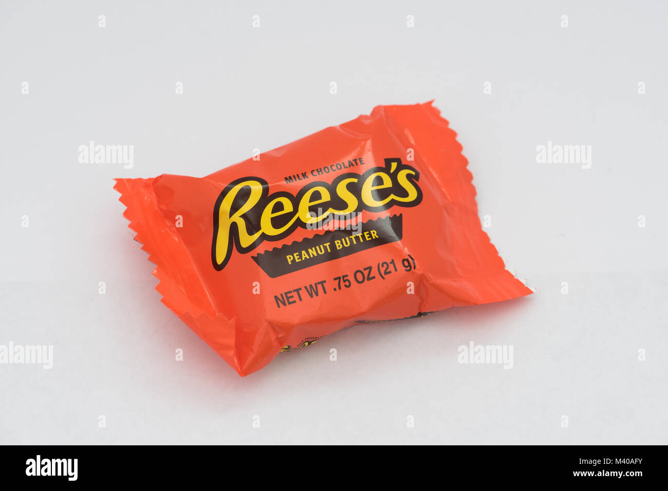 Die Snackbar größe Reese Peanut Butter Cup isoliert. Stockfoto