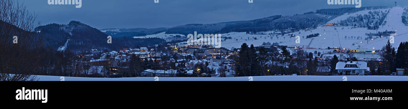 Willingen, Deutschland - Februar 6., 2018 - Panorama-aufnahme der kleine Wintersportort Willingen in Nordhessen mit hell erleuchteten Häuser und Ski Stockfoto