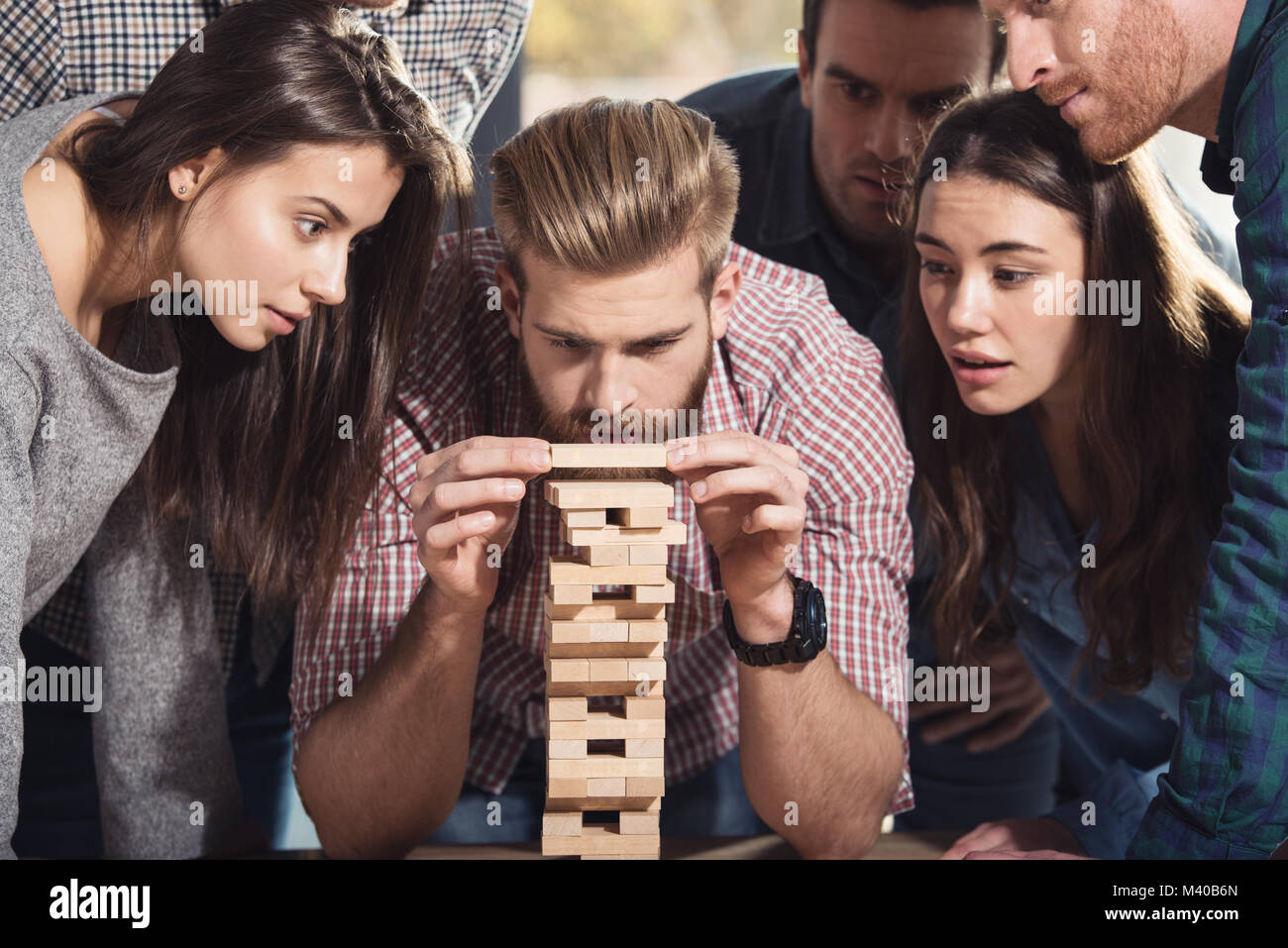 Team von Business Menschen bauen eine Holzkonstruktion. Konzept der Teamarbeit, Partnerschaft und Unternehmensgründung Stockfoto