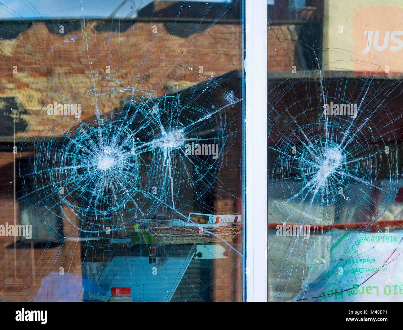 Sachbeschädigungen zwei Schaufenstern von Vandalen beschädigt Stockfoto