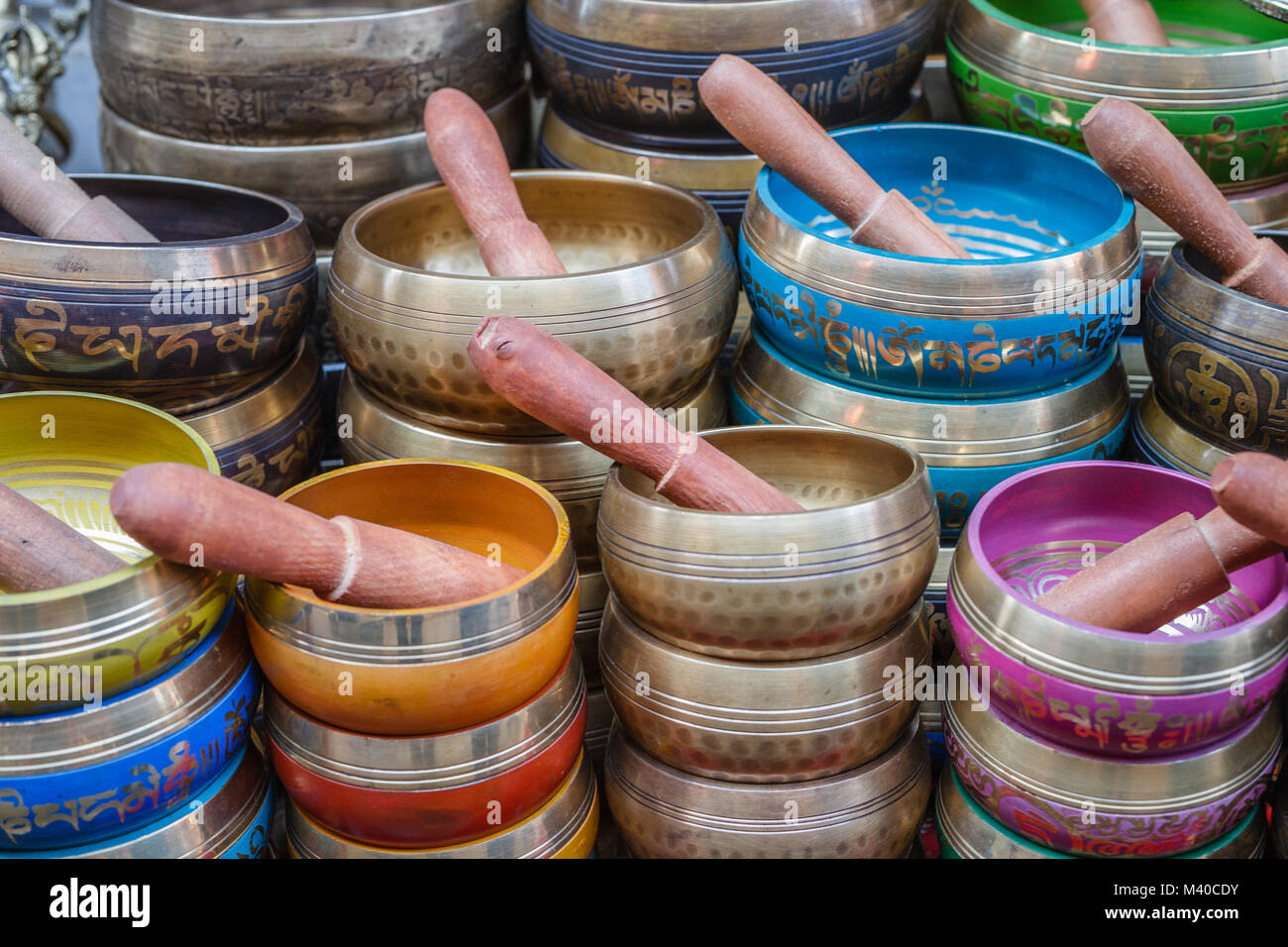 Bunte Klangschalen mit hölzernen Schlägel auf einem traditionellen Markt, Thamel, Kathmandu, Nepal Stockfoto