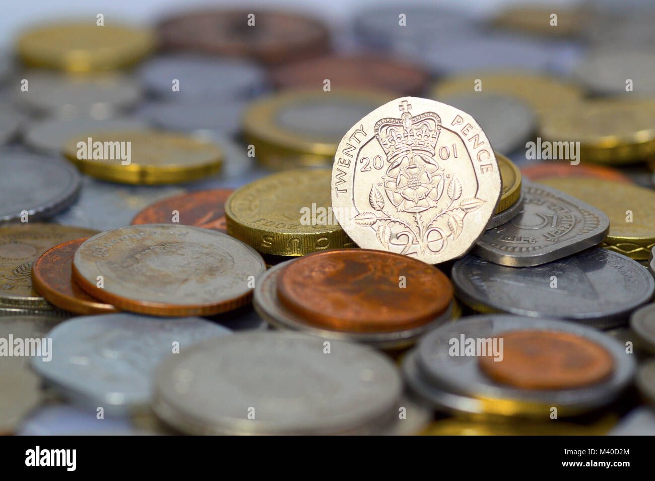 Britische zwanzig Pence Münze auf einem großen Haufen von Münzen Stockfoto