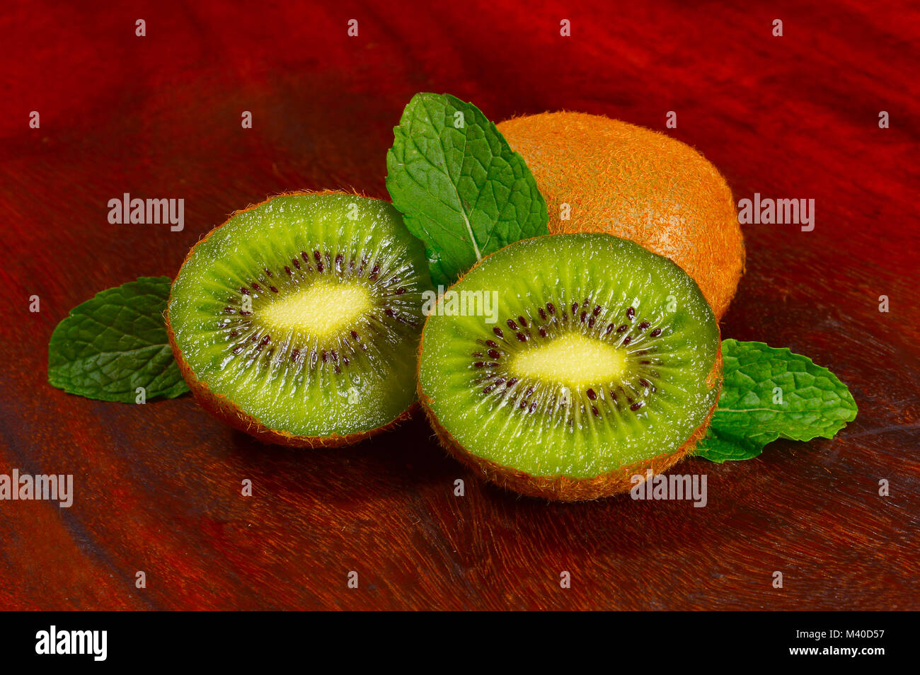 In Scheiben geschnittene Kiwis Stockfoto