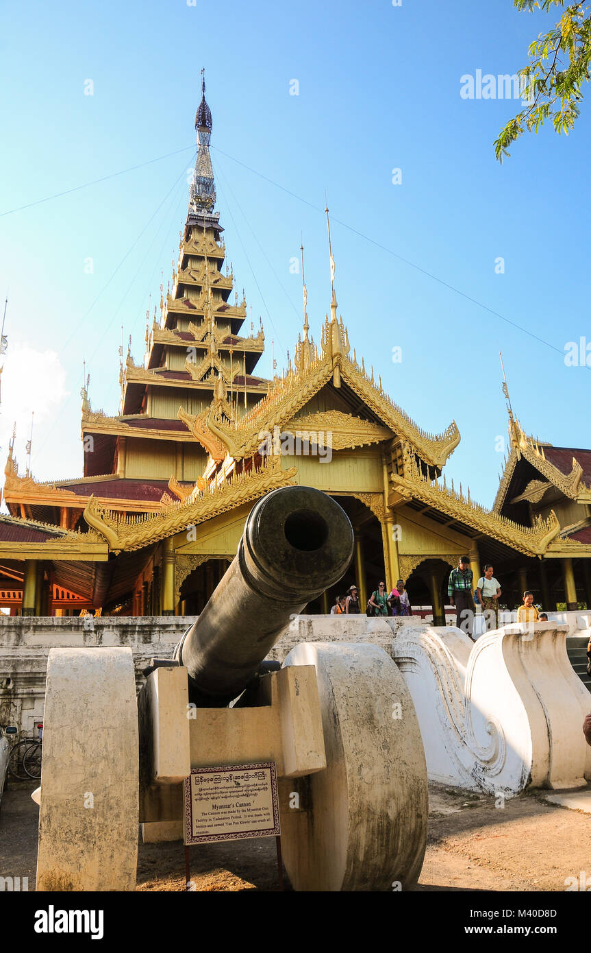 Die Myanmar Cannon vor dem Royal Palace, Mandalay Stockfoto