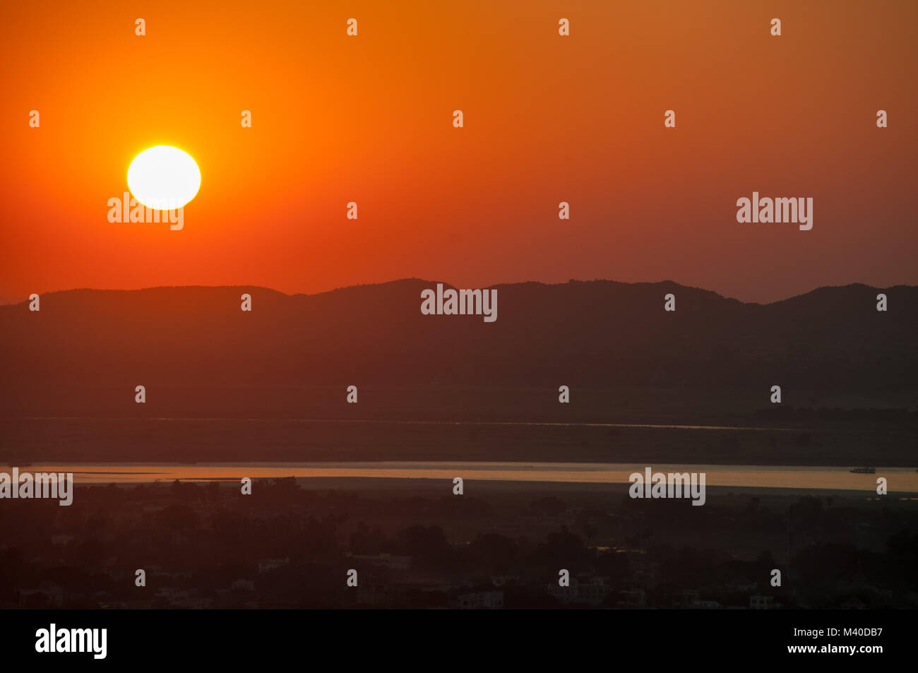 Sonnenuntergang über dem Irrawaddy (ayeyarwaddy RIver gesehen vom Mandalay Hill, Mandalay, Myanmar Stockfoto