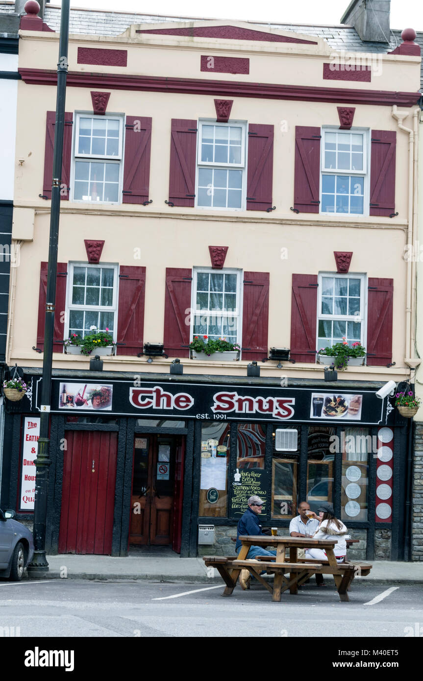 Kunden genießen einen Drink vor einem der Pubs in Bantry, Irland Stockfoto