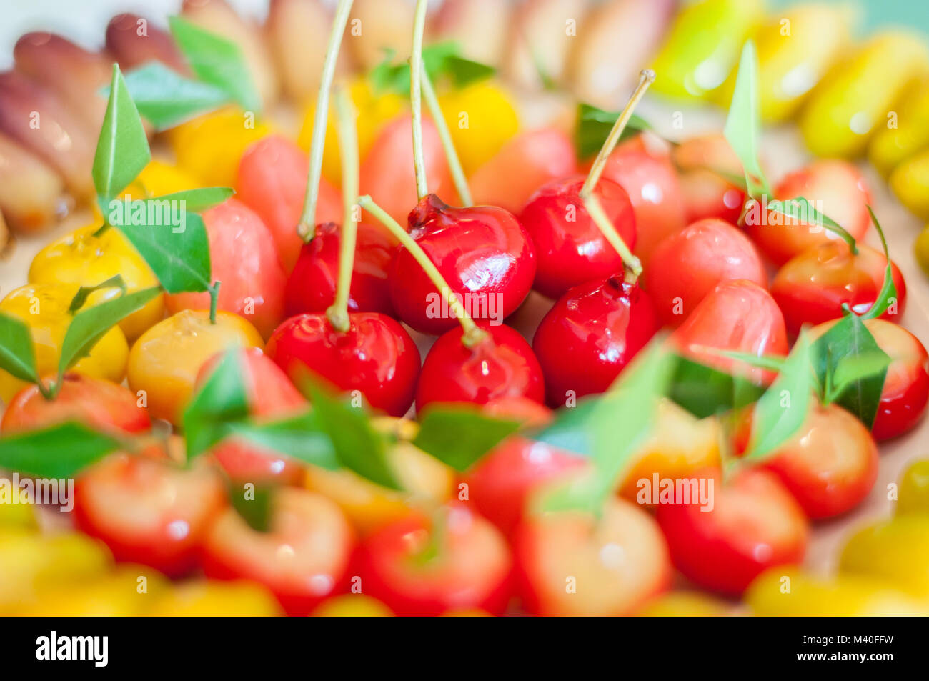 Close up löschbar Imitation Früchte Design auf Platte Hintergrund arrangieren, Choup Thai Süßigkeiten Stockfoto