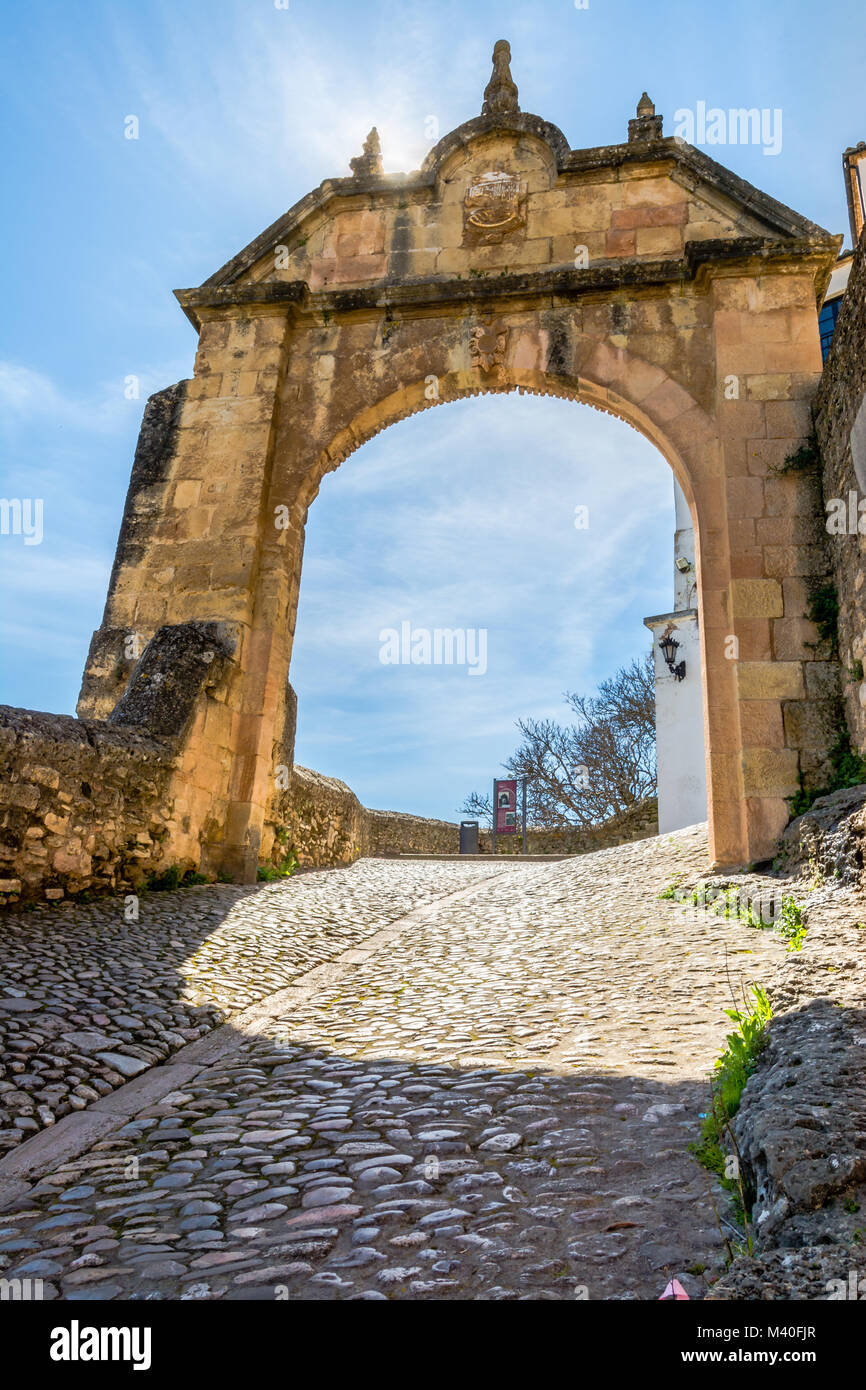 Ronda, Spanien: Der Bogen von Philip (Felipe) V, in den 1740ern als Haupteingang der Stadt, dieser Bogen verfügt über die Arme des Hauses Bourbon. Stockfoto