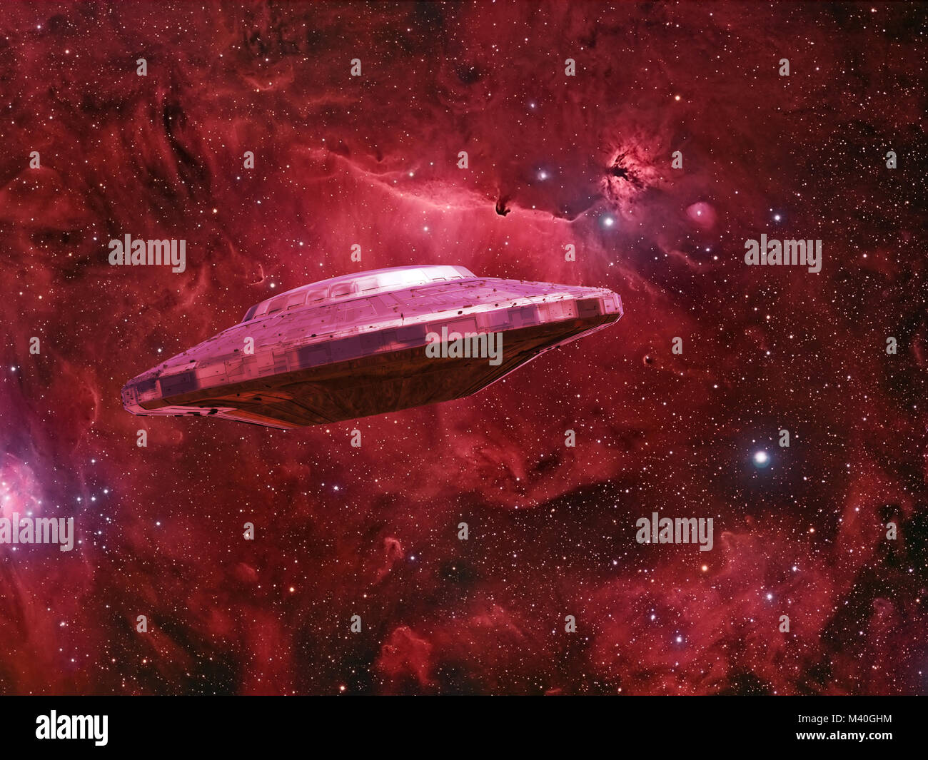 UFO, außerirdisches Raumschiff im Weltall, fliegende Untertasse mit Sterne und Nebel (3d-Abbildung) Stockfoto