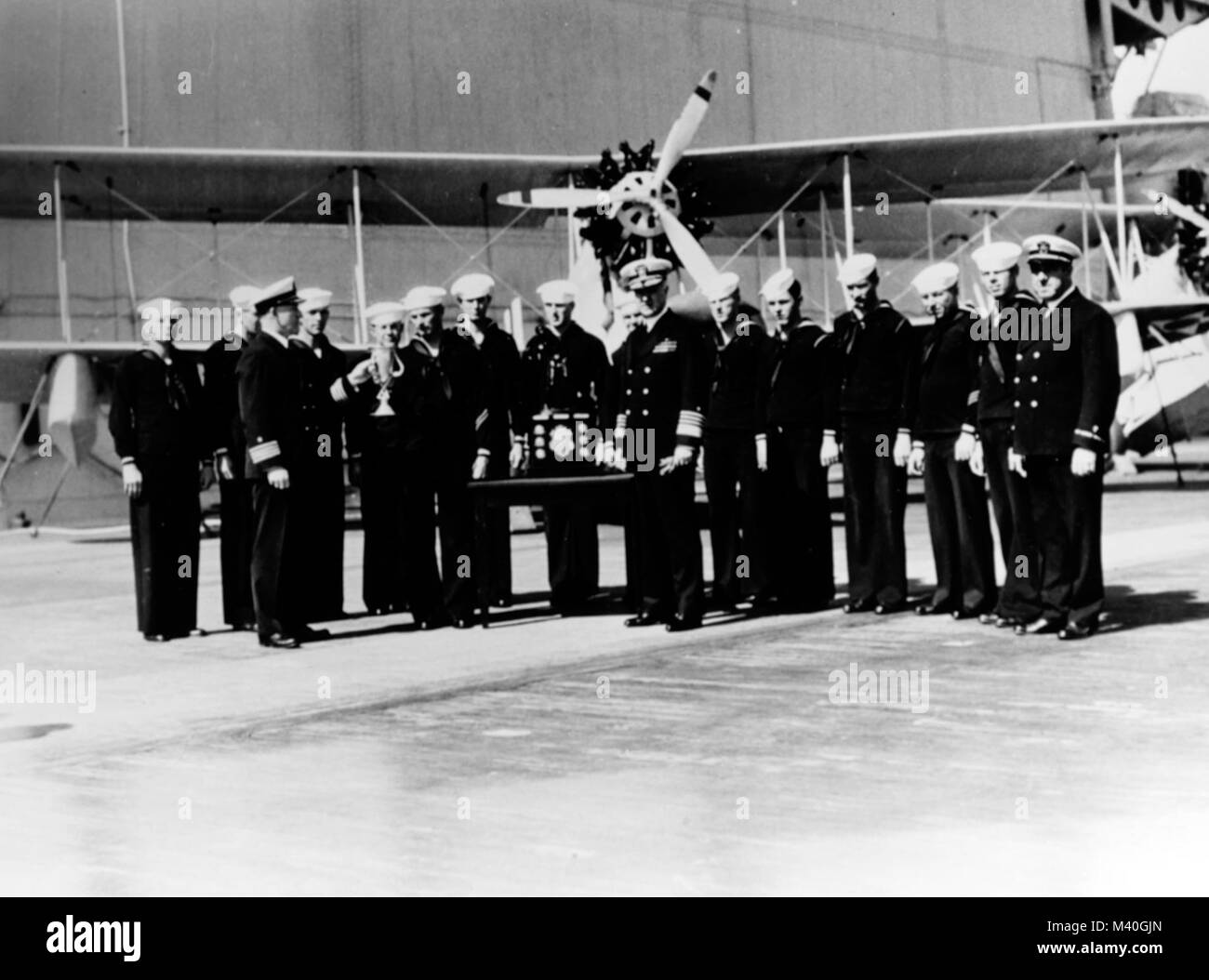 80-G--353281: USS Lexington (CV-2). Kapitän C.A. Blakely und Admiral David F. Verkäufer mit dem Schiff Meisterschaft Baseball Team und Ihre Trophäen am 2. März 1934. Die Teammitglieder (links-rechts): F3c J.B. Williams, F1c S.E. Gardner, Cox B.N. Lee, TM3c J.W. Macky, GM2 c R.D. Lange (Kapitän), Meer 1c T.D. Mitchell, Meer 1c S.E. Bond, GM3c C.C. Anderson, F2c C.E. Gibson, F3c G.L. Ford, WT1 c J.E. Sheats, F2c W.E. Gowdy, ChfGunner A.S. Fenton (Coach). Ein Mann in der Gruppe ist nicht aufgeführt. Offizielle U.S. Navy Foto, jetzt in den Sammlungen der National Archives. 80-G--353281 38947037672 o Stockfoto