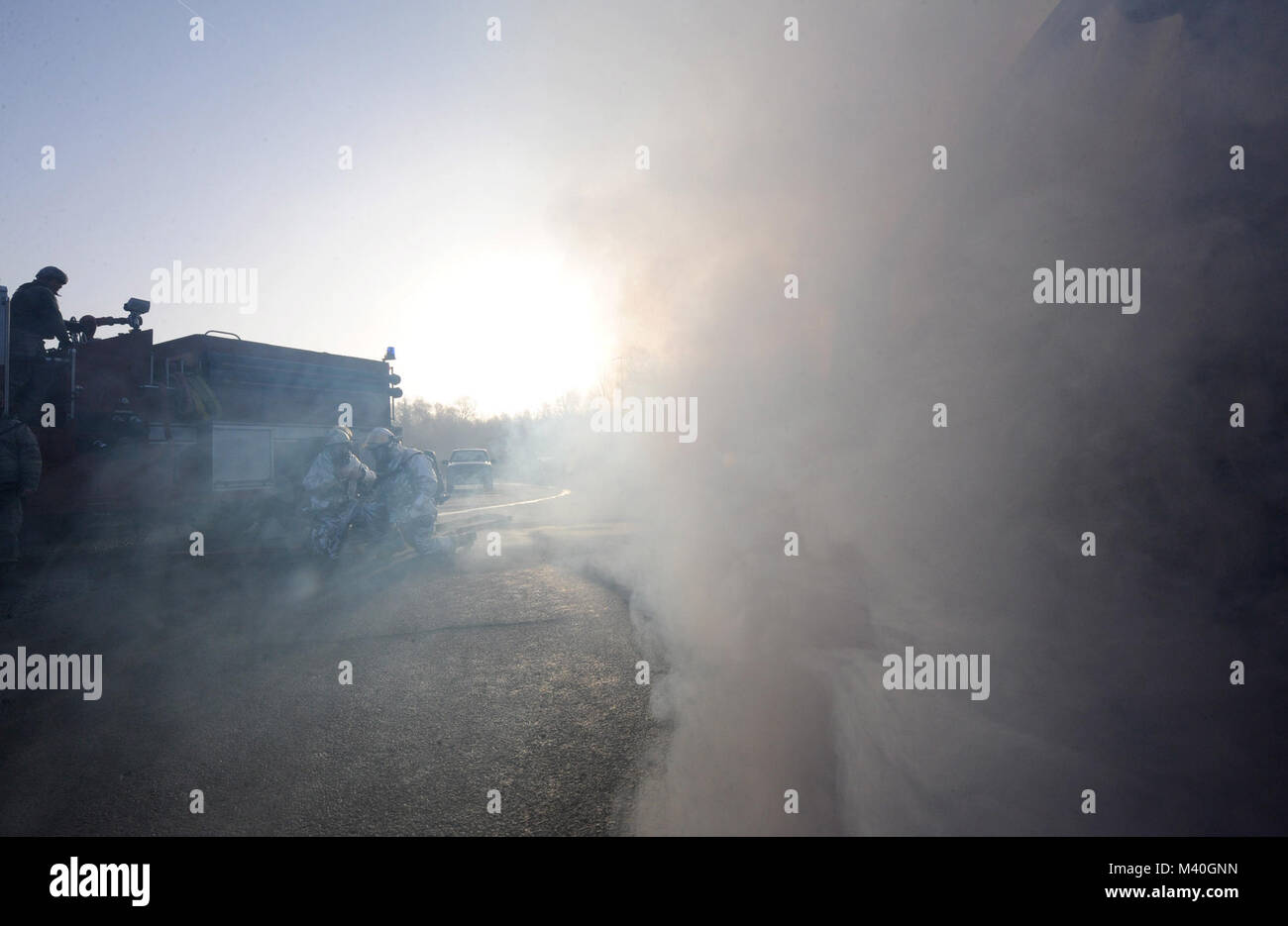 Us Air Force Active Duty und Air National Guard Feuerwehrmänner reagieren auf einem simulierten Autounfall während einer Silber Flagge Übung an der Air Base Ramstein, Deutschland am Feb 28, 2015. Die Ausübung getestet Mitglieder zu Tiefbau ihre Funktionen zugeordnet, ein Forward Operating Base sowie auf Angriffe Bereitstellungsort reagieren zu setzen. (DoD News Foto von SSgt Brian Kimball) 150228-F-QP 401-503 von DoD News Fotos Stockfoto