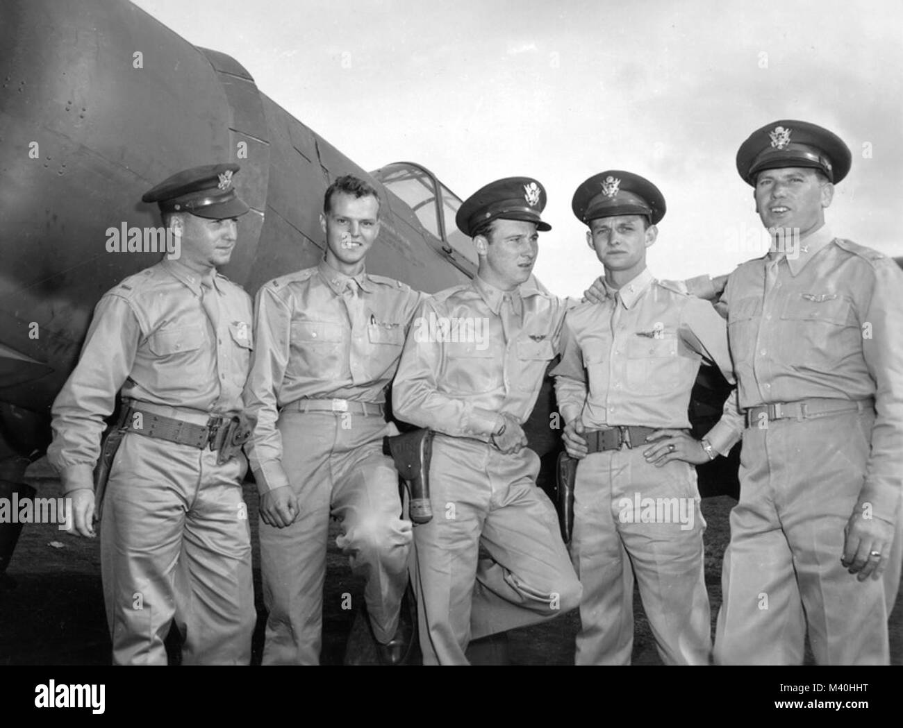 Foto vom 17. Dezember 1941 berücksichtigt. Neun japanische Flugzeuge wurden von diesen fünf jungen Army Air Force Offiziere während der japanische Angriff erschossen. Zu Recht sind Sie-2nd Lt Harry W. Brown, die von einem japanischen Flugzeug sackte Links; 2. Leutnant Philip M. Rasmmussen, einer Ebene; 2. Lt Kenneth M. Taylor, zwei Ebenen; 2 Leutnant George S. Welch, vier Ebenen; 1. Lt Lewis M. Sanders, einer Ebene. Lts. Welch und Taylor erhielt Distinguished Service kreuzt. WELCH ET AL durch AirmanMagazine Stockfoto