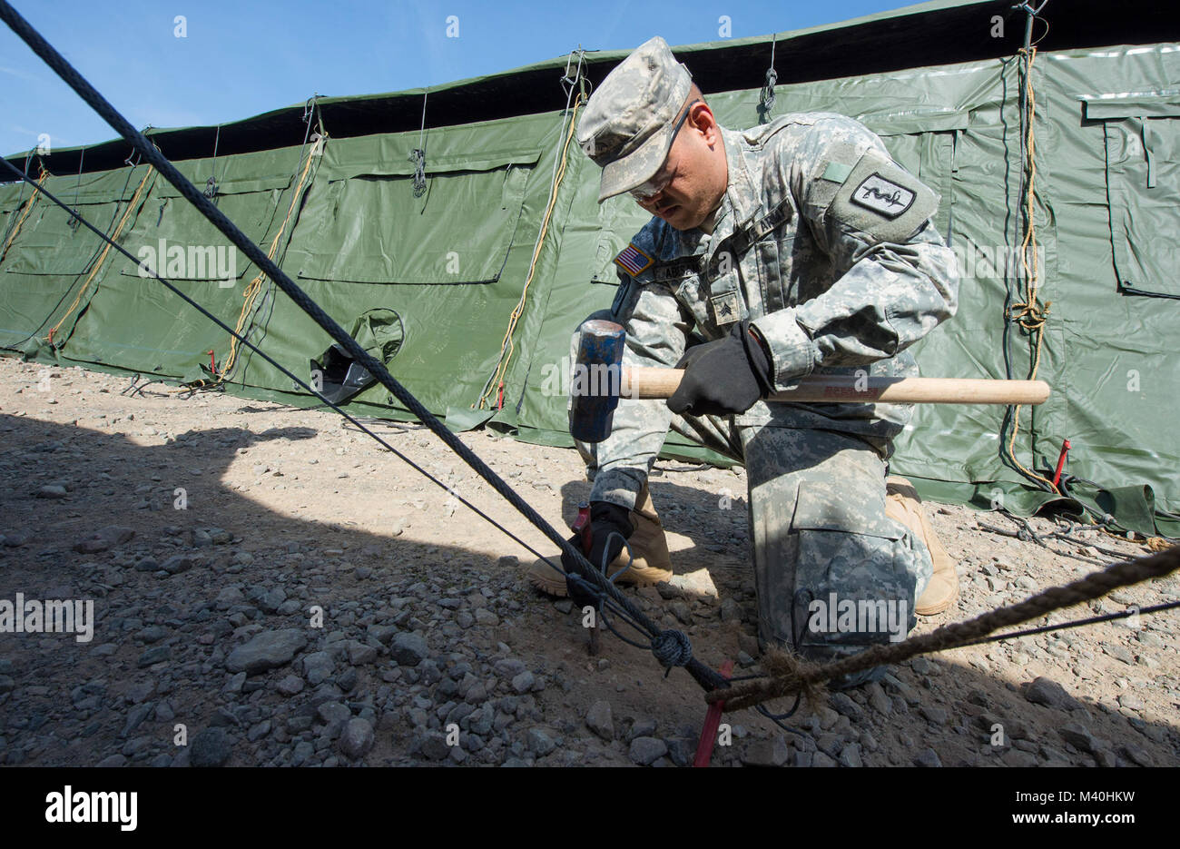 Mitglieder der 212th Combat Support Hospital (CSH) eine voll funktionsfähige Feldlazarett bei Miesau Army Depot, Deutschland am 14. April 2015. Die 212Th CSH Feldlazarett wurde gebaut, um die Einheit für reale Szenarien, in denen die schnelle einsetzbaren Krankenhäusern erforderlich sind. (DoD News Foto von SSgt Brian Kimball) (DoD News Foto von SSgt Brian Kimball) 150414-F-QP 401-057 von DoD News Fotos Stockfoto