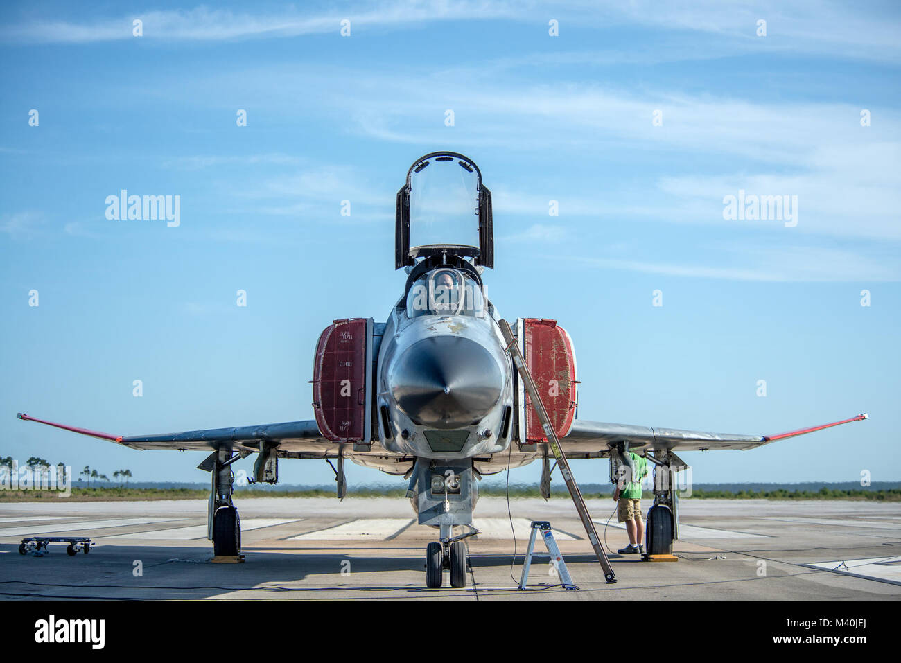 Mitglieder der 82nd Aerial Target Squadron an Tyndall Air Force Base in Florida, bereiten Sie ein QF-4 Phantom für eine Mission. Die Q-F4 ist ein F-4 Phantom, die einem aus der Ferne gesteuert Flugzeuge für den Einsatz als Aerial Target umgewandelt wurde. (U.S. Air Force Foto/Master Sgt. Jeffrey Allen) 150505-F-CP 197-109 (1) durch AirmanMagazine Stockfoto